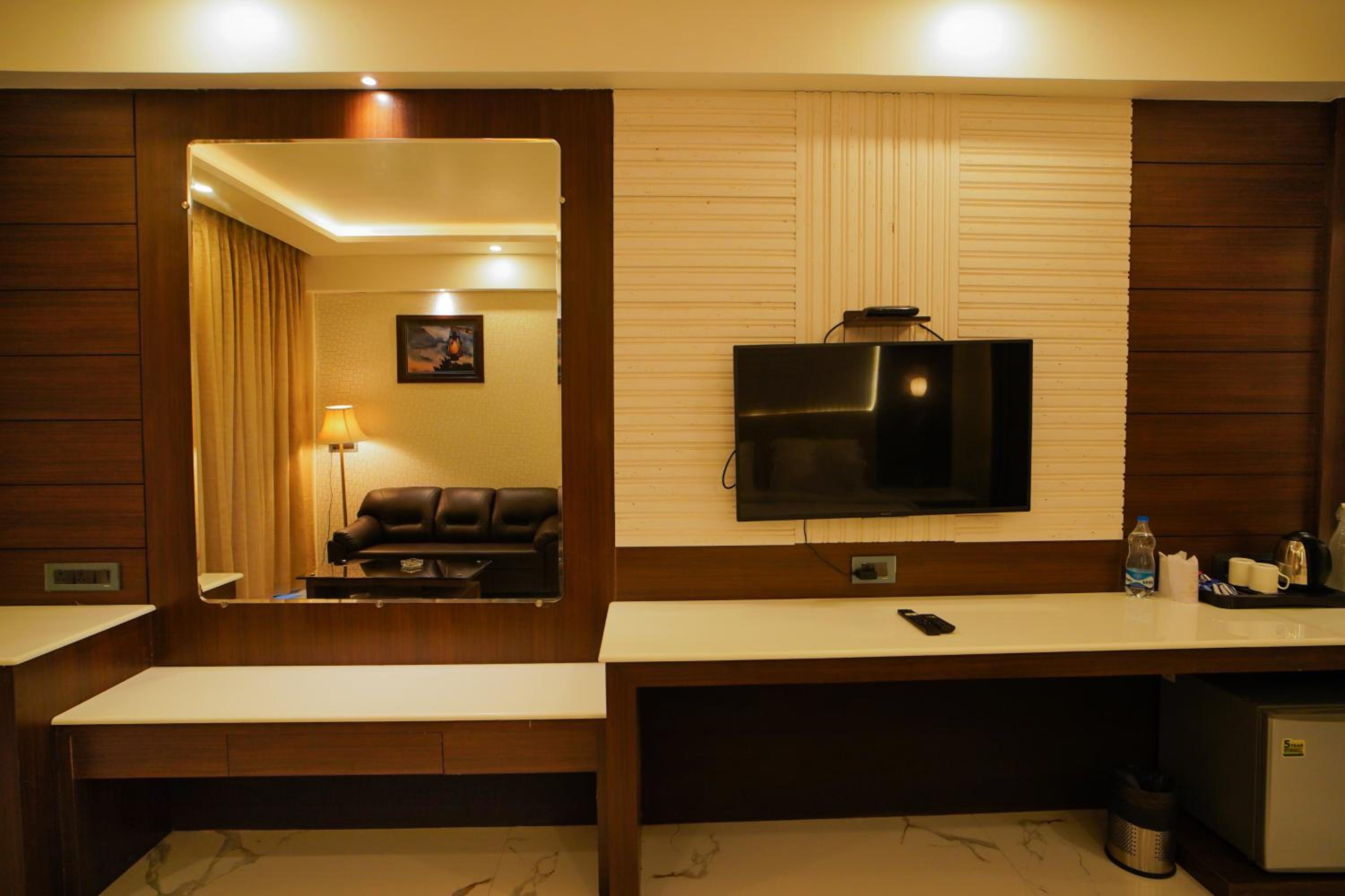 Deluxe King Room - Photo 6