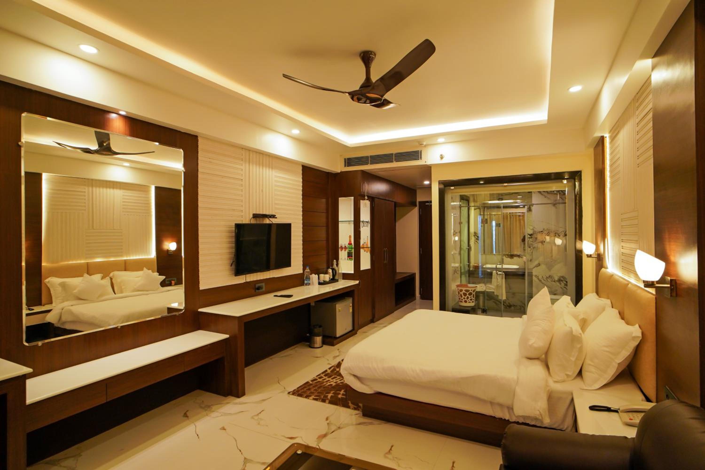 Deluxe King Room - Photo 9