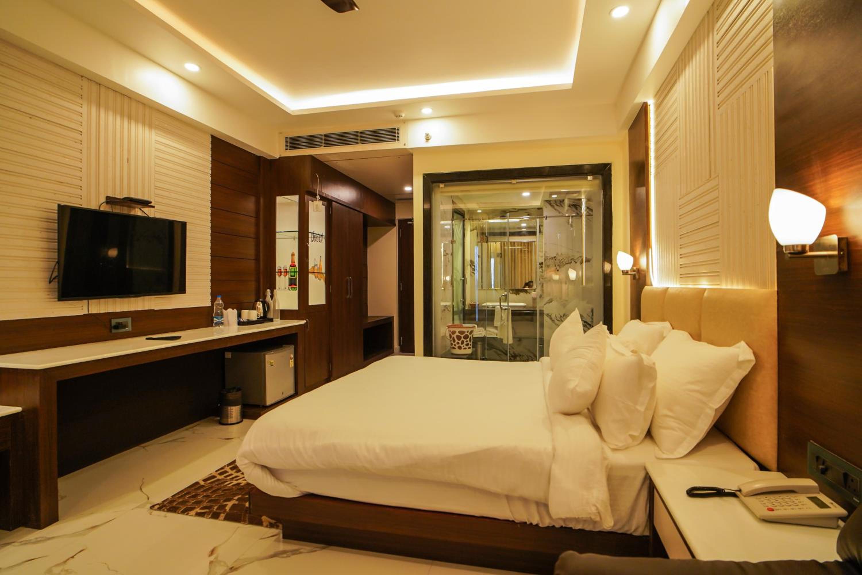 Deluxe King Room - Photo 10