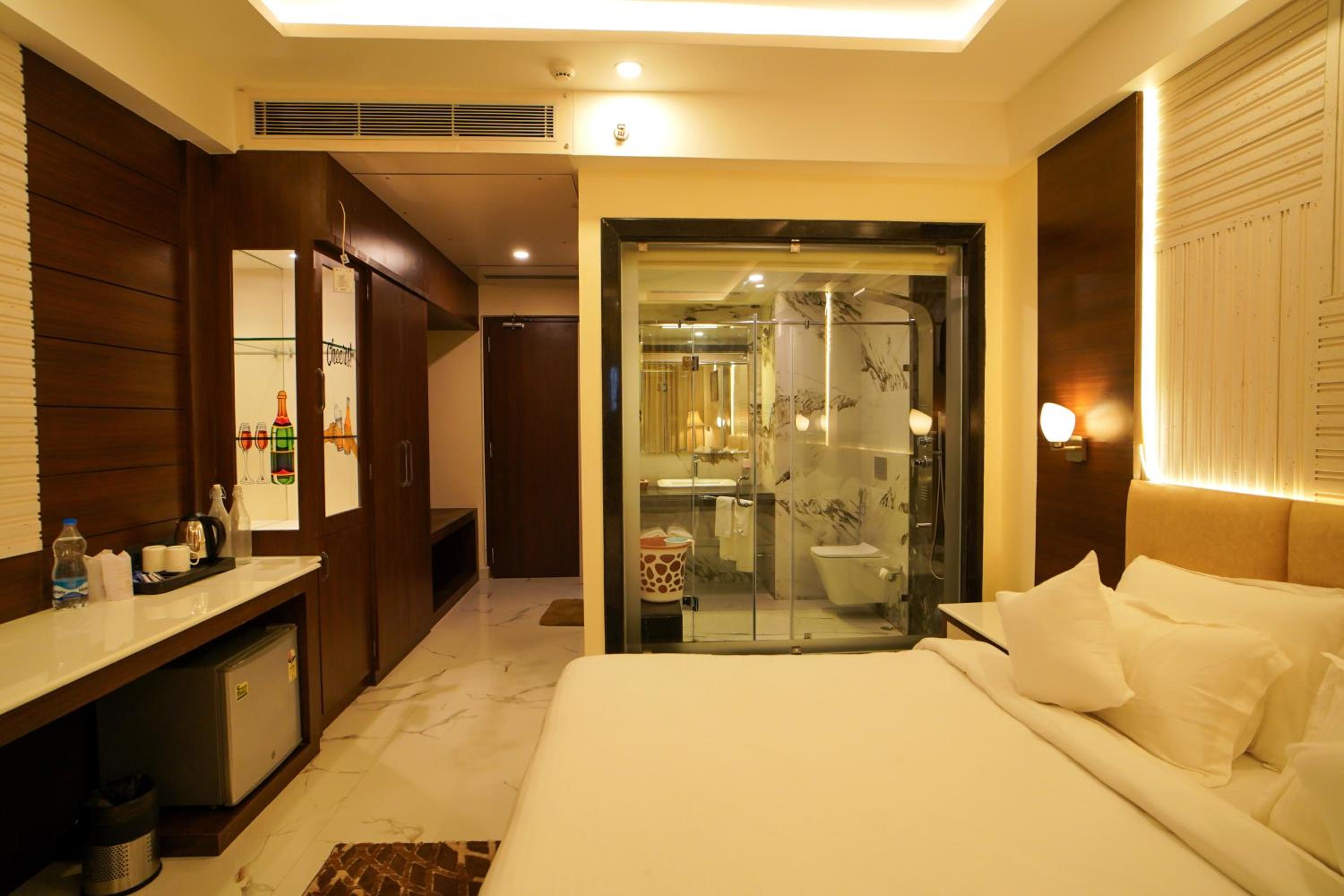 Deluxe King Room - Photo 18