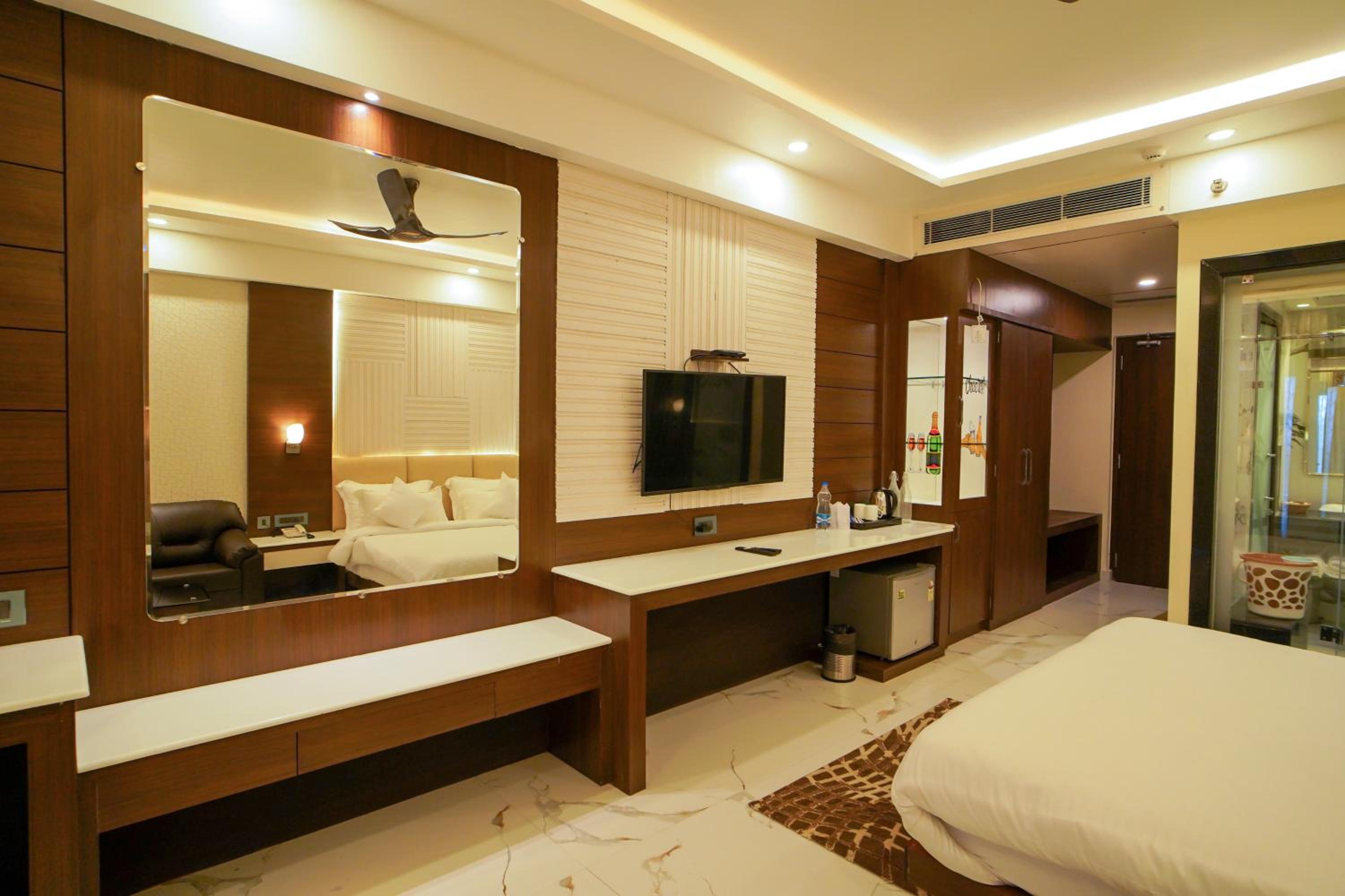 Deluxe King Room - Photo 17