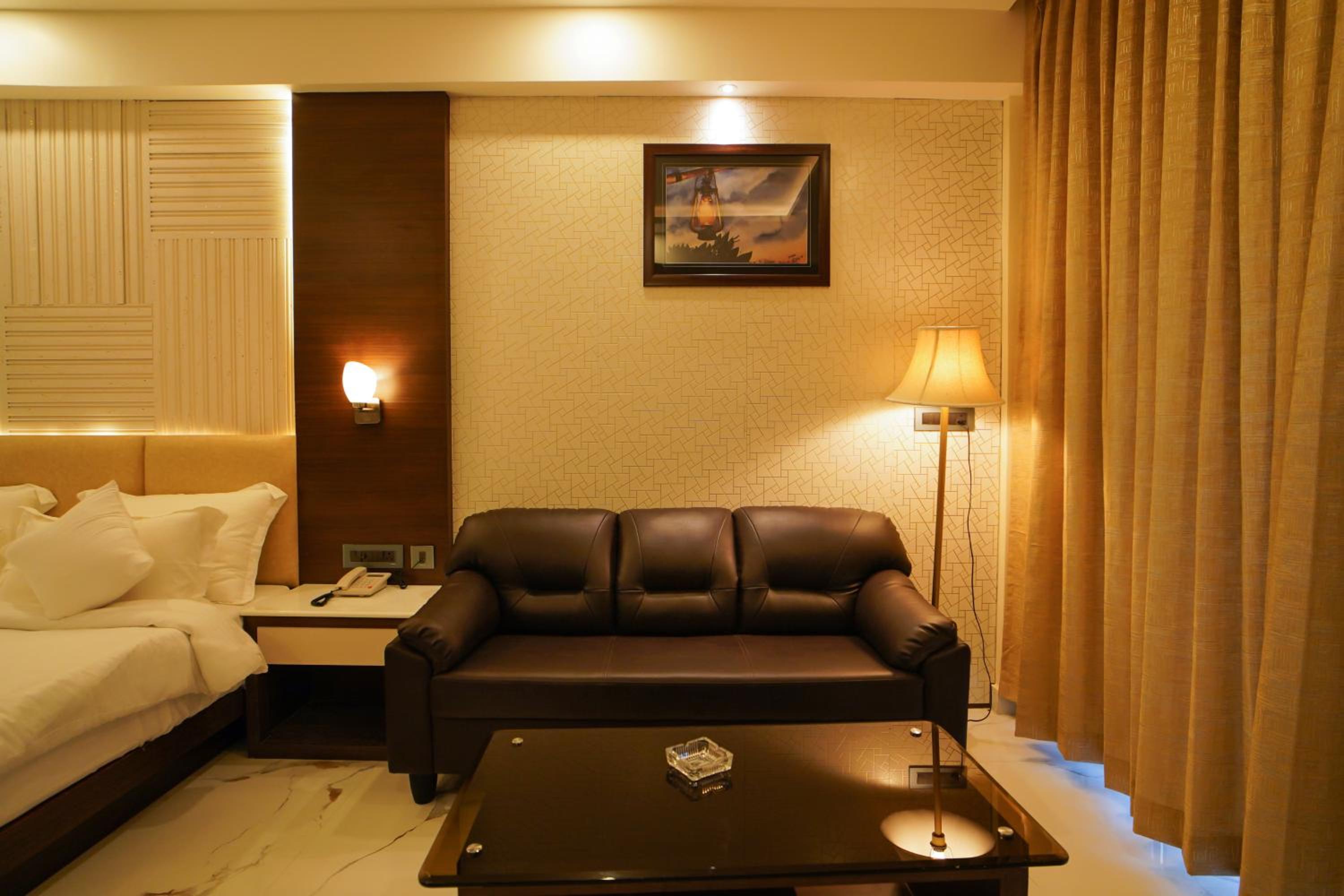 Deluxe King Room - Photo 16