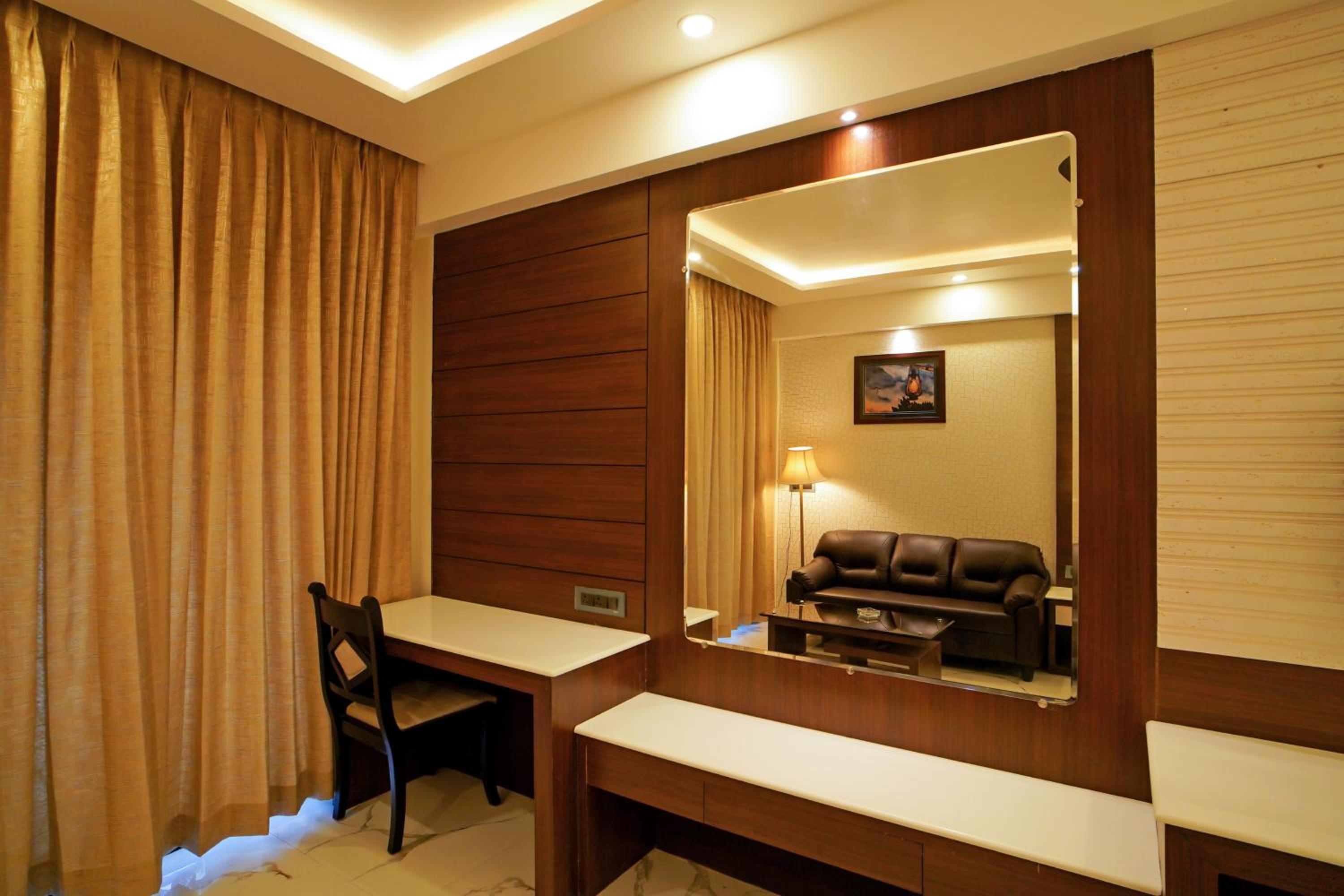 Deluxe King Room - Photo 15
