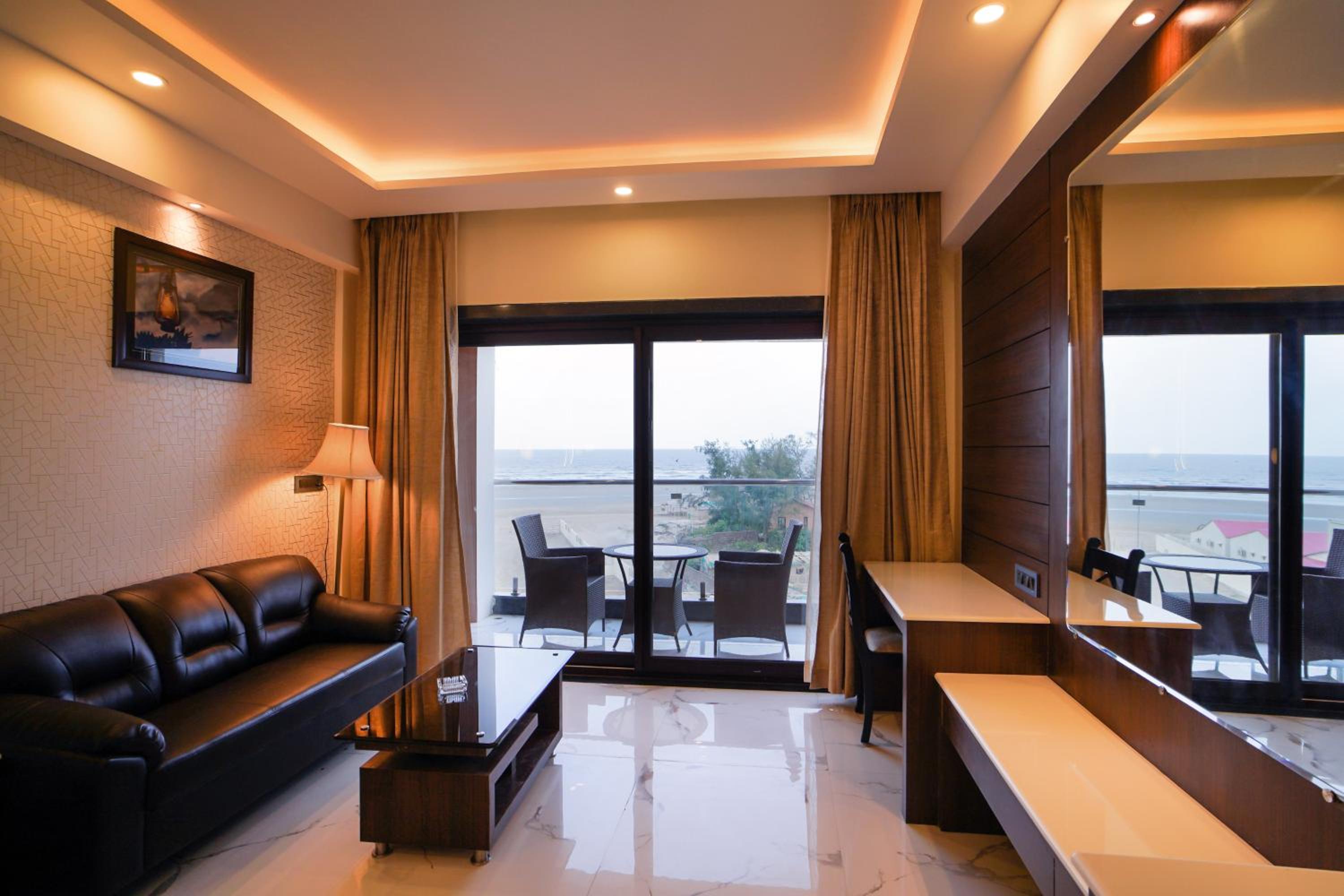 Deluxe King Room - Photo 4