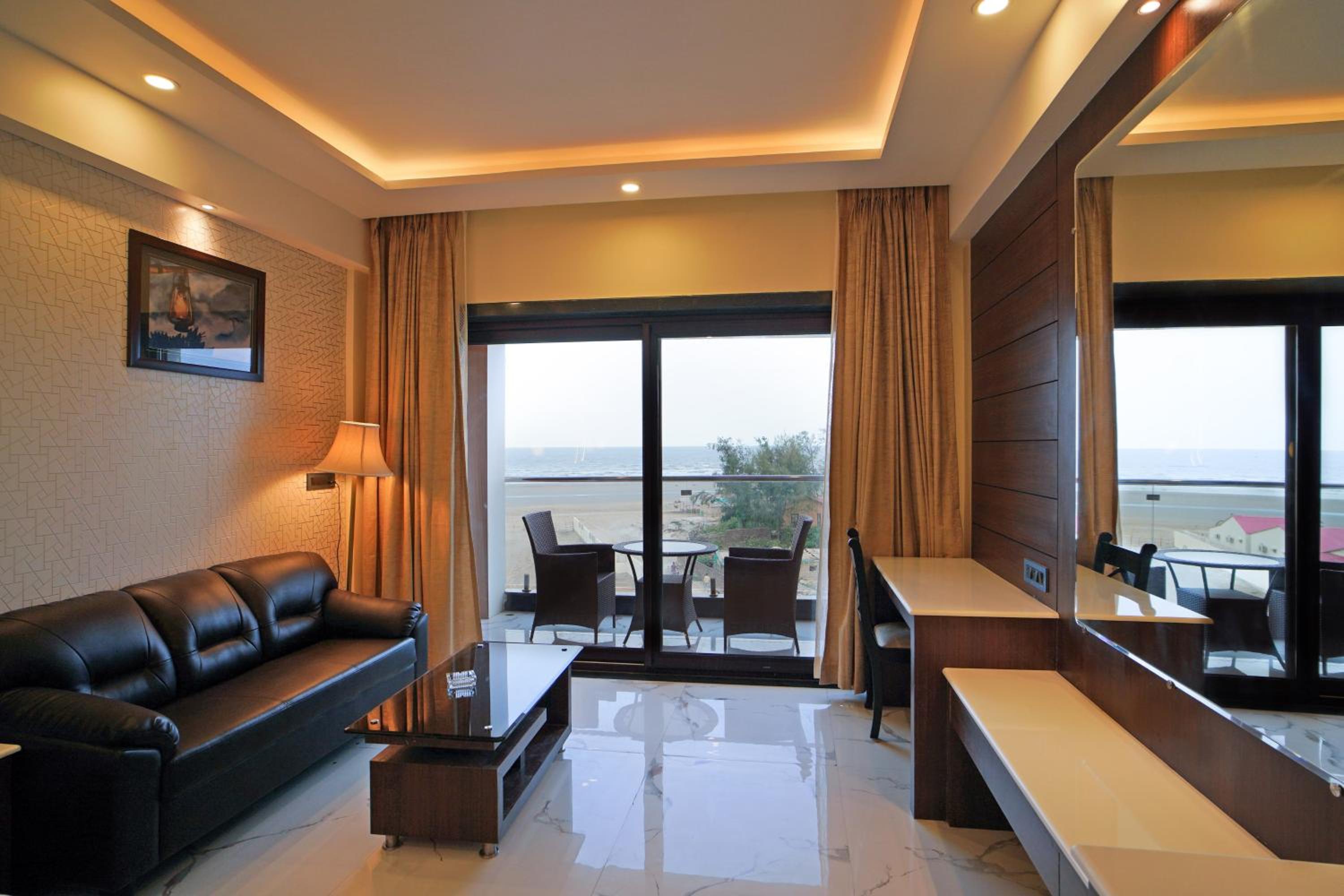 Deluxe King Room - Photo 5