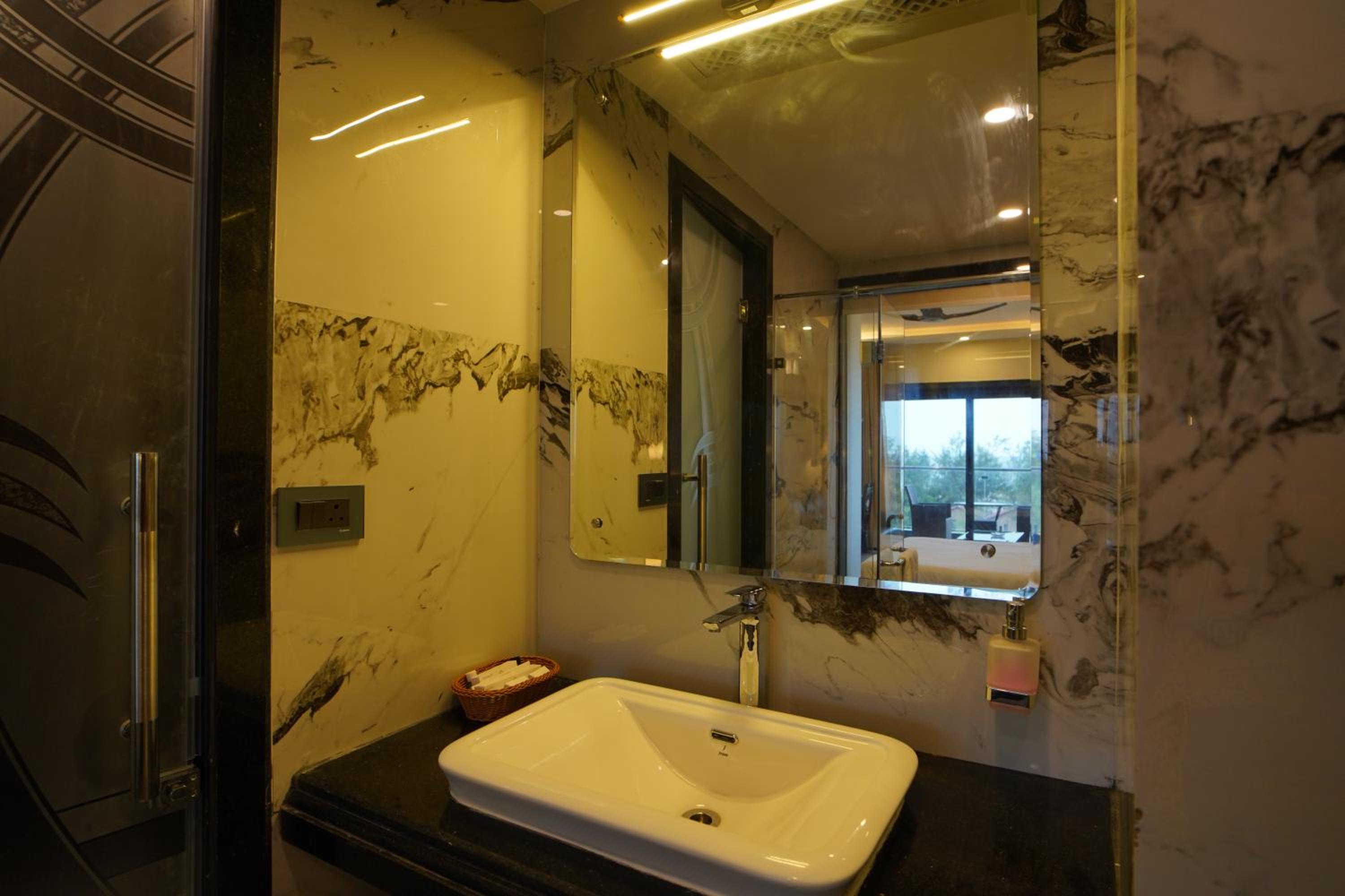 Deluxe King Room - Photo 19