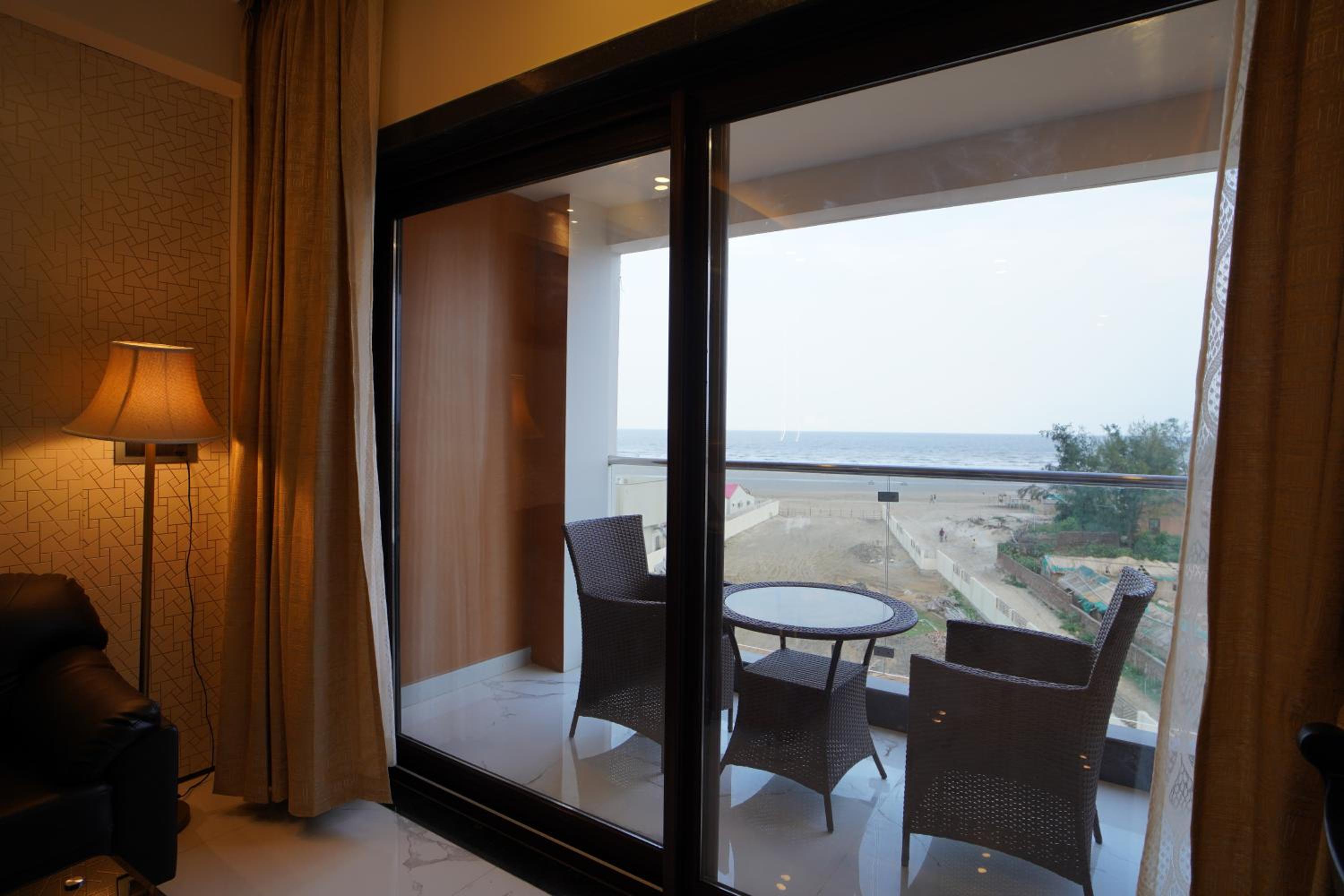 Deluxe King Room - Photo 26