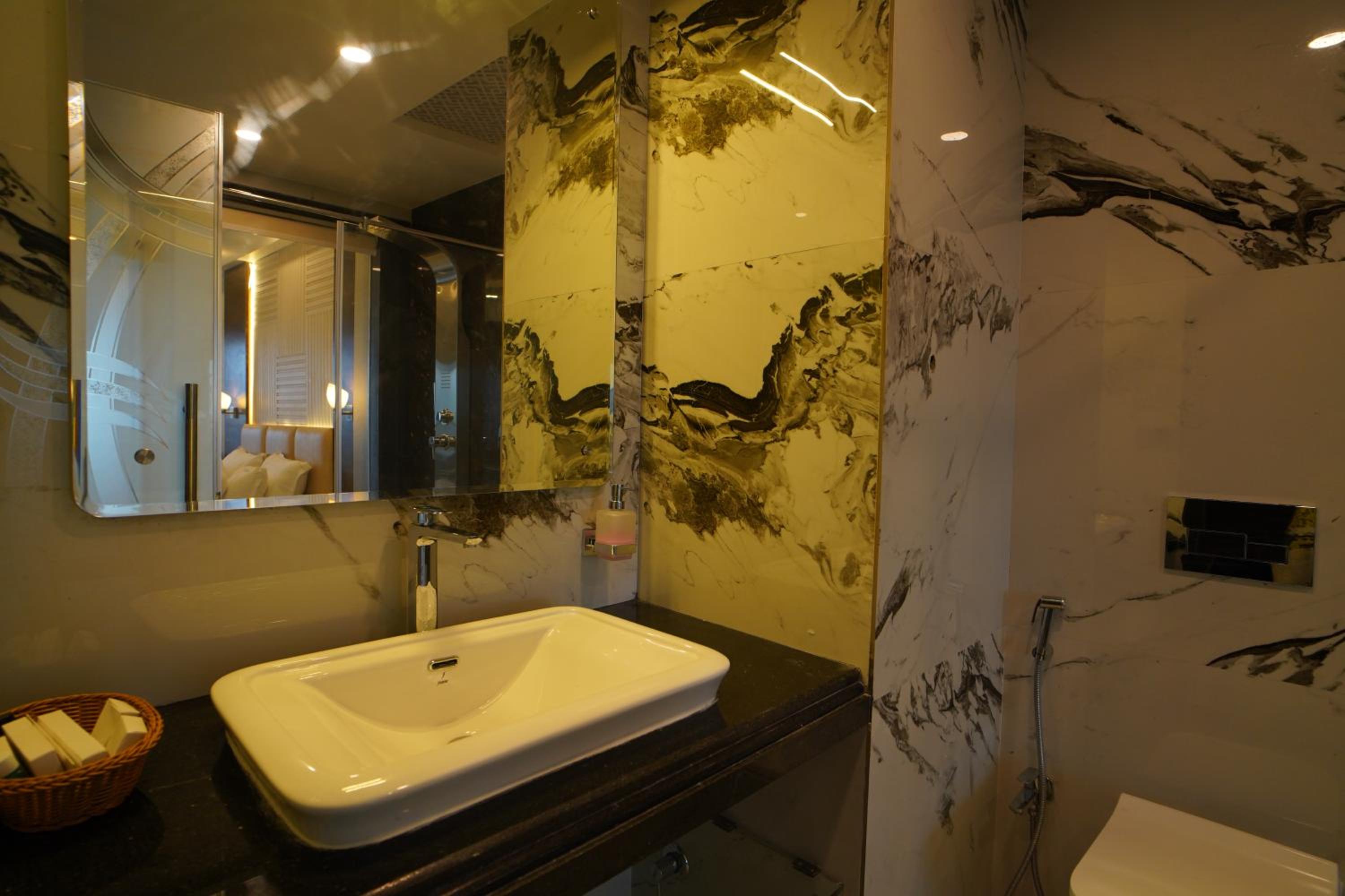 Deluxe King Room - Photo 25