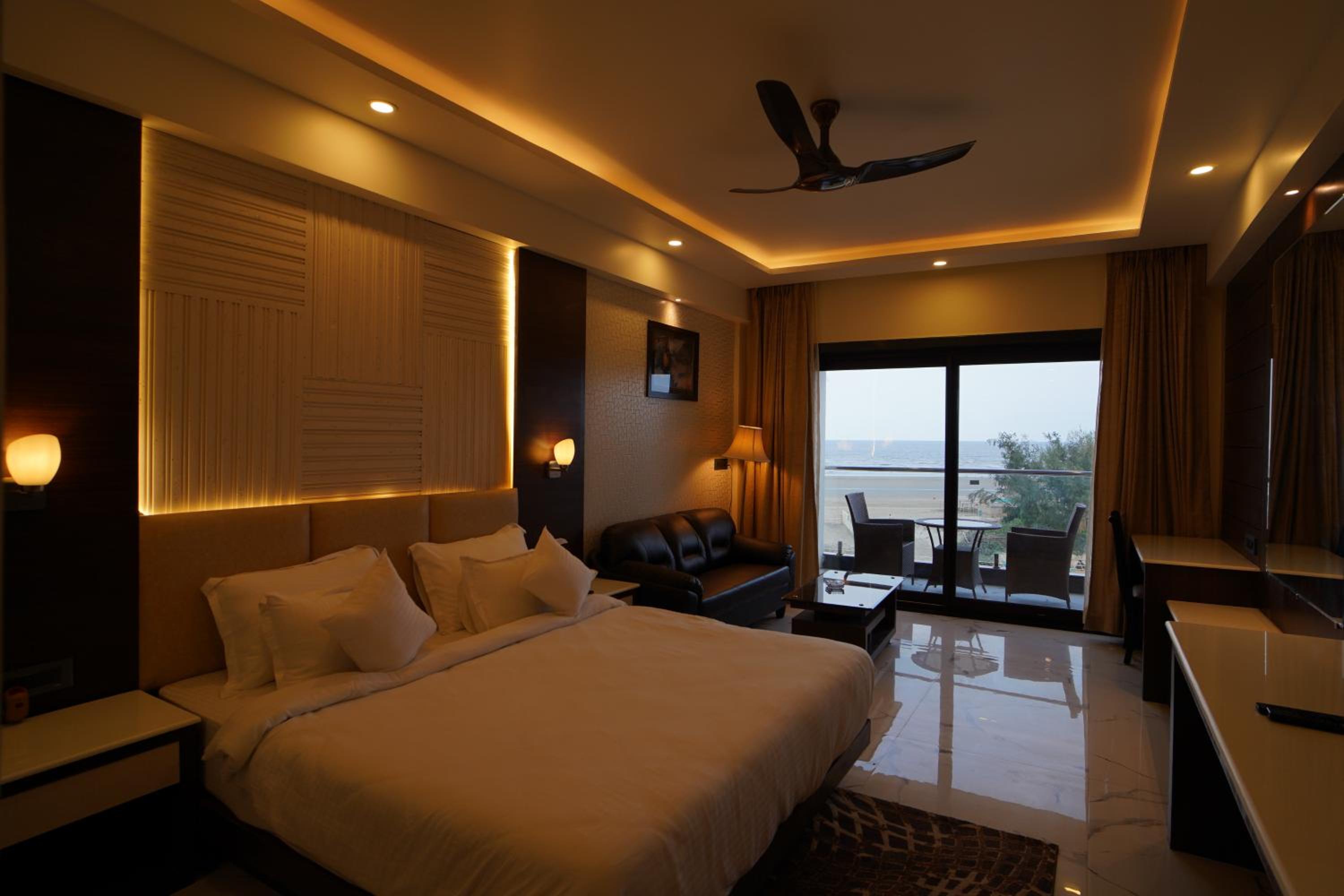 Deluxe King Room - Photo 23