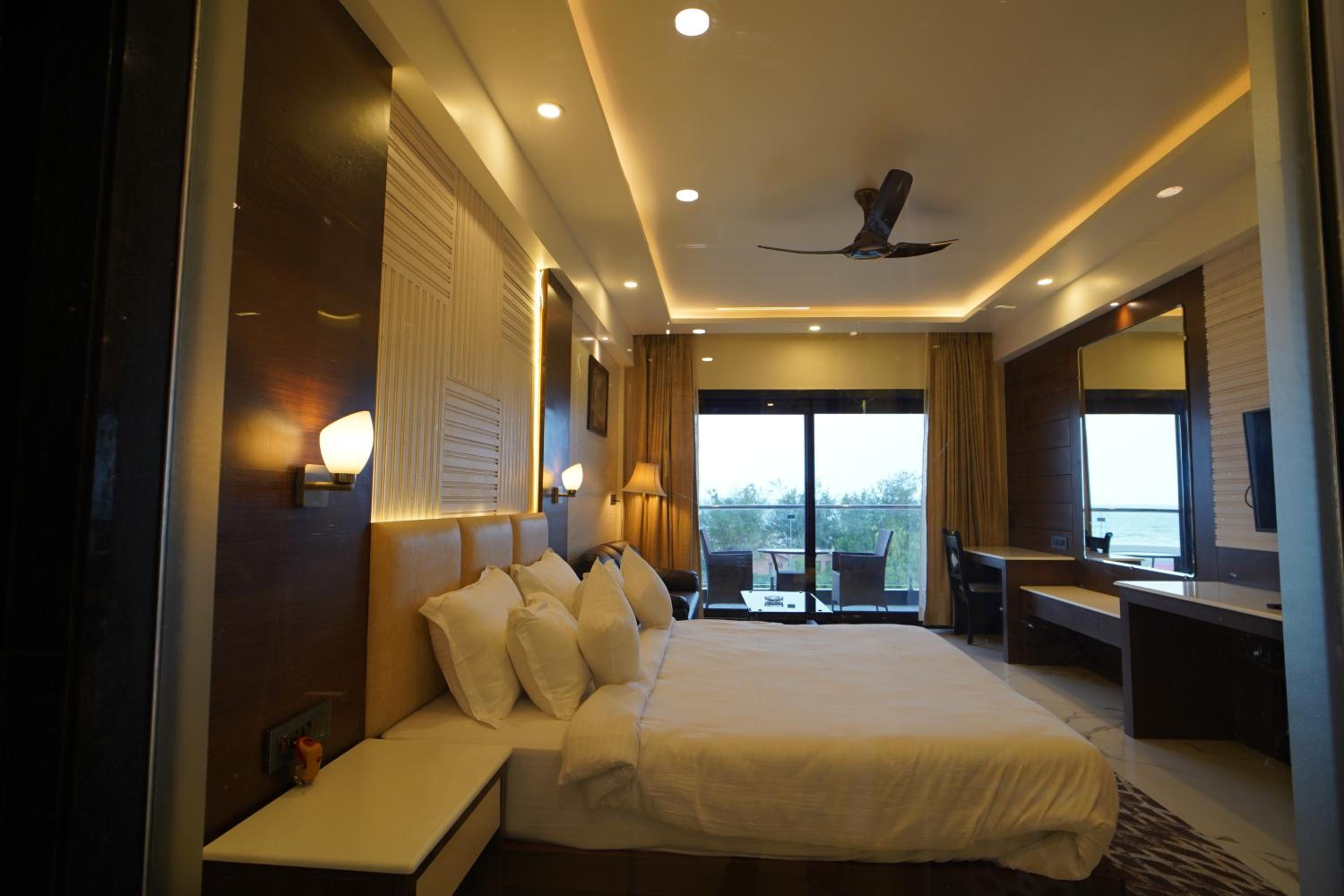 Deluxe King Room - Photo 2