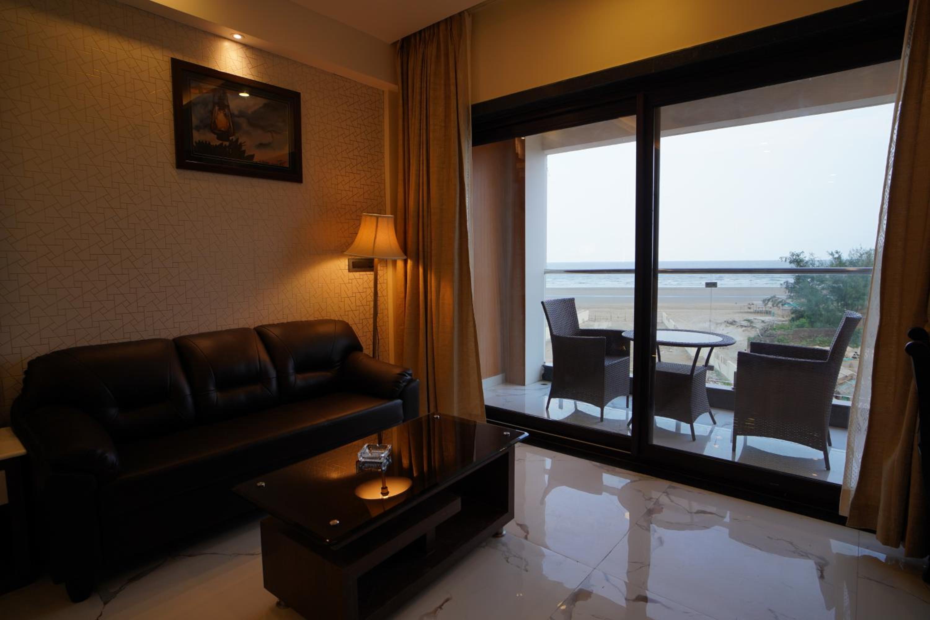 Deluxe King Room - Photo 3