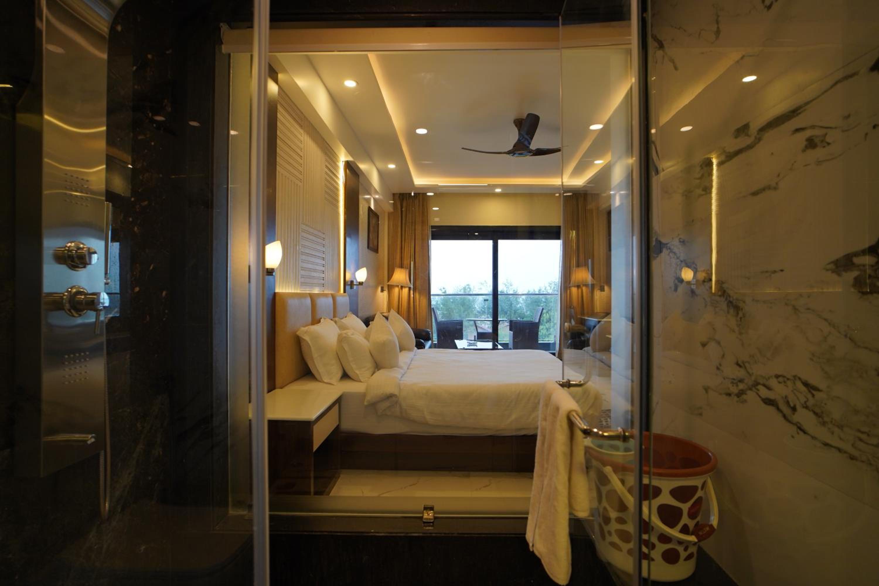 Deluxe King Room - Photo 20