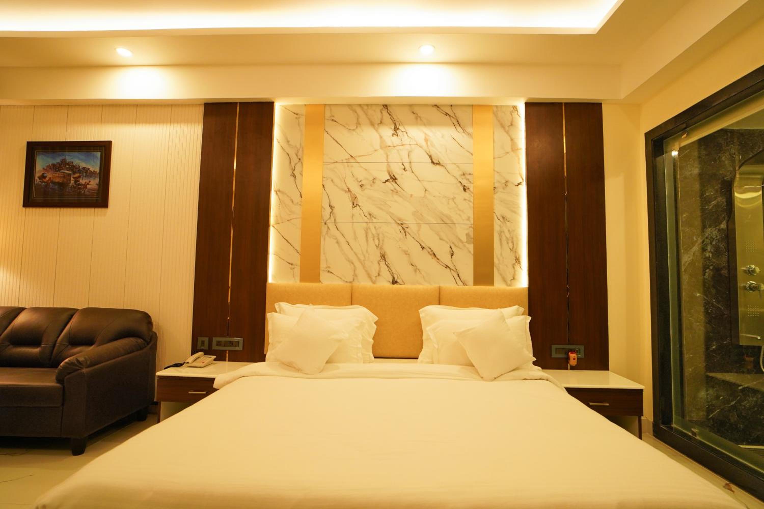 Queen Room with Pool View - Photo 1