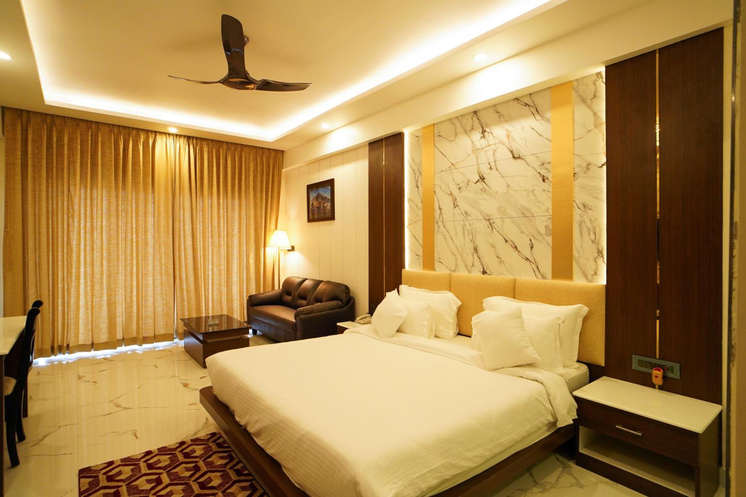 Queen Room with Pool View - Photo 19