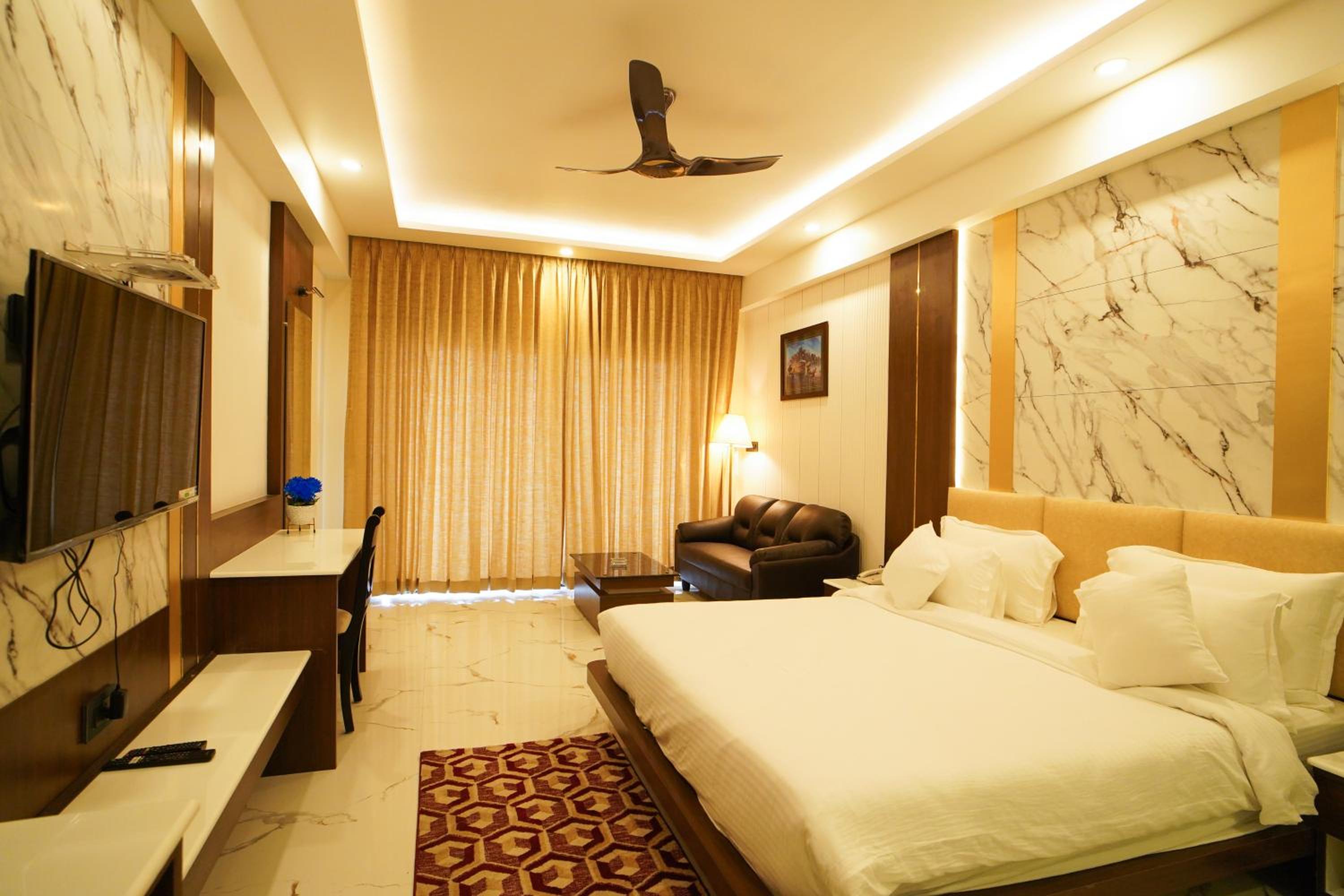Queen Room with Pool View - Photo 17