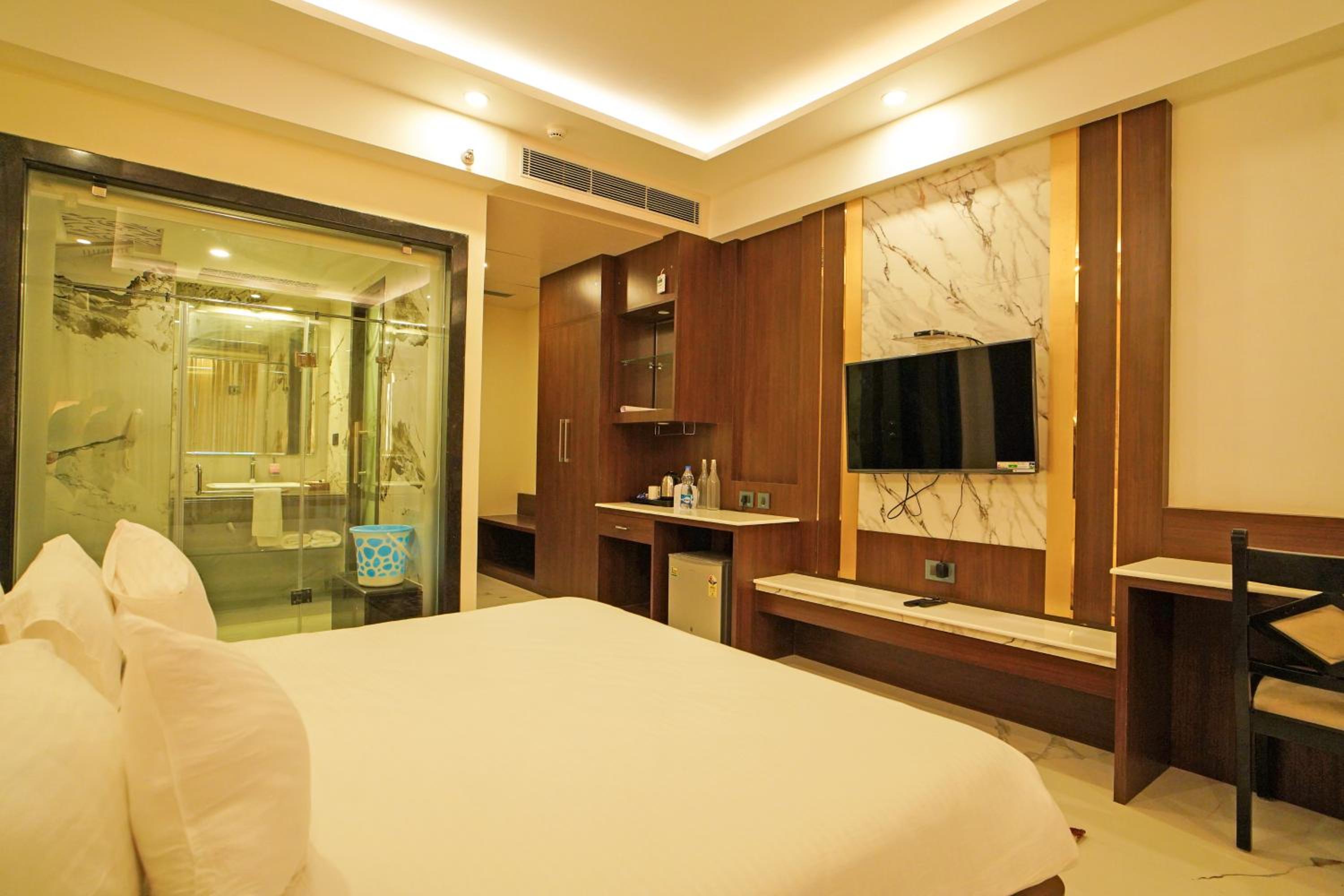 Queen Room with Pool View - Photo 18
