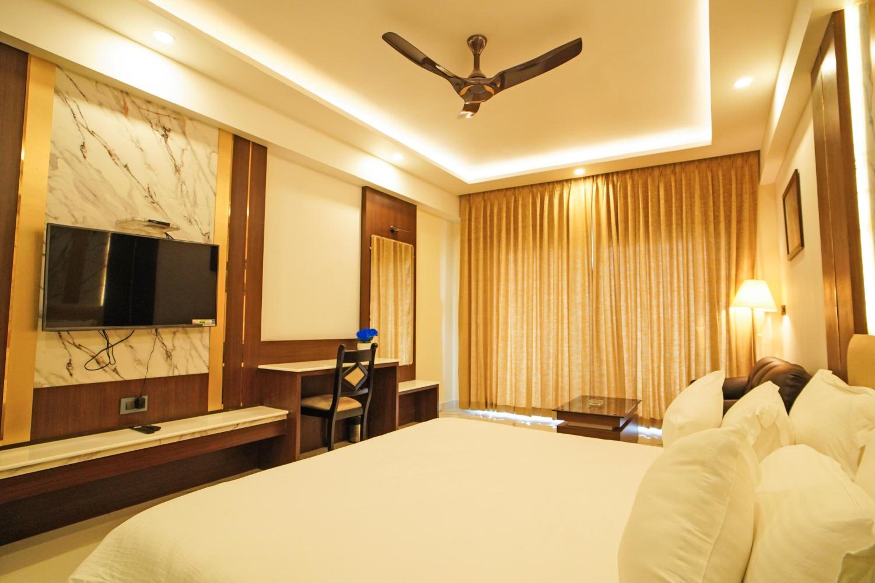 Queen Room with Pool View - Photo 8