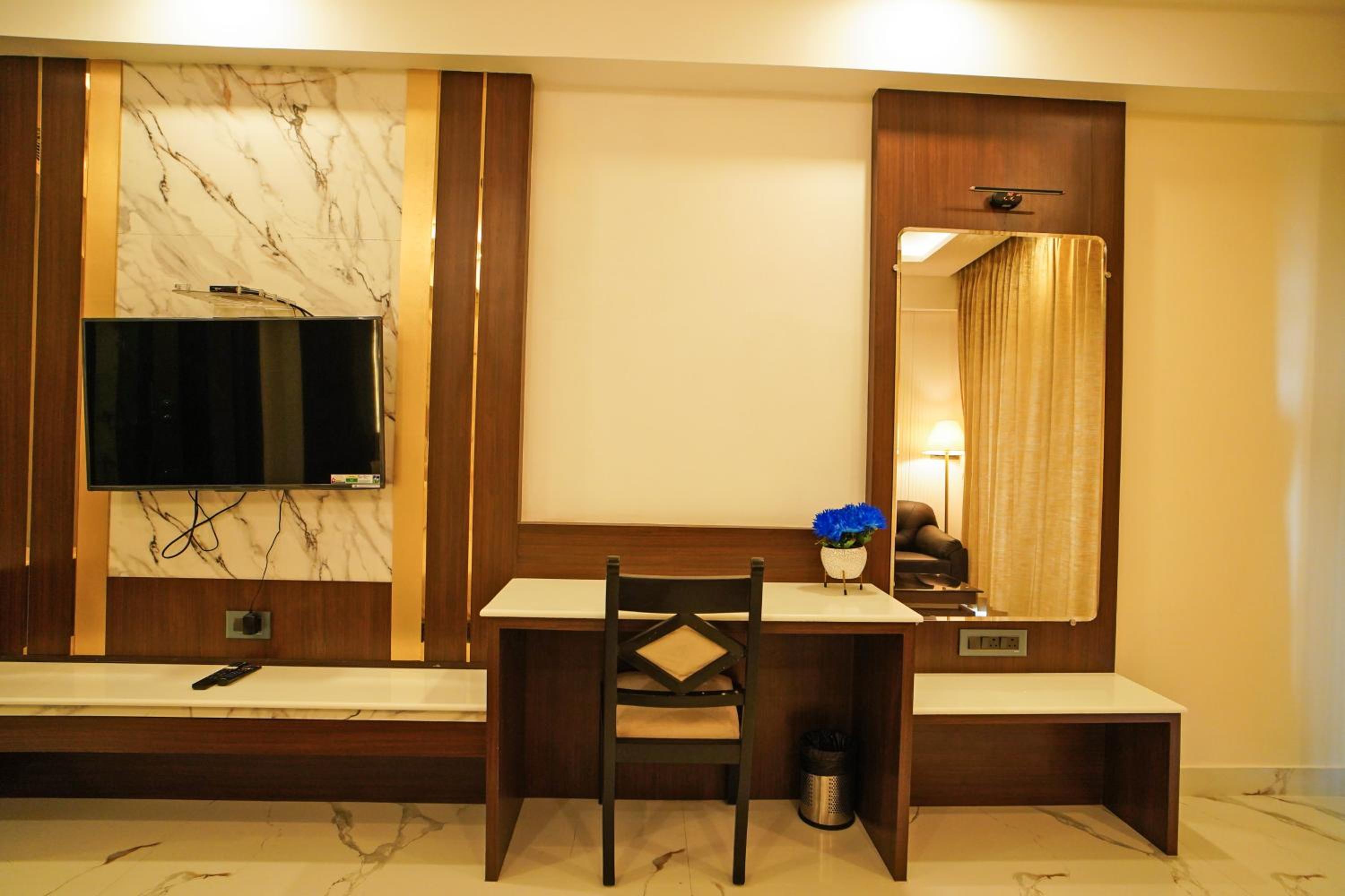Queen Room with Pool View - Photo 24