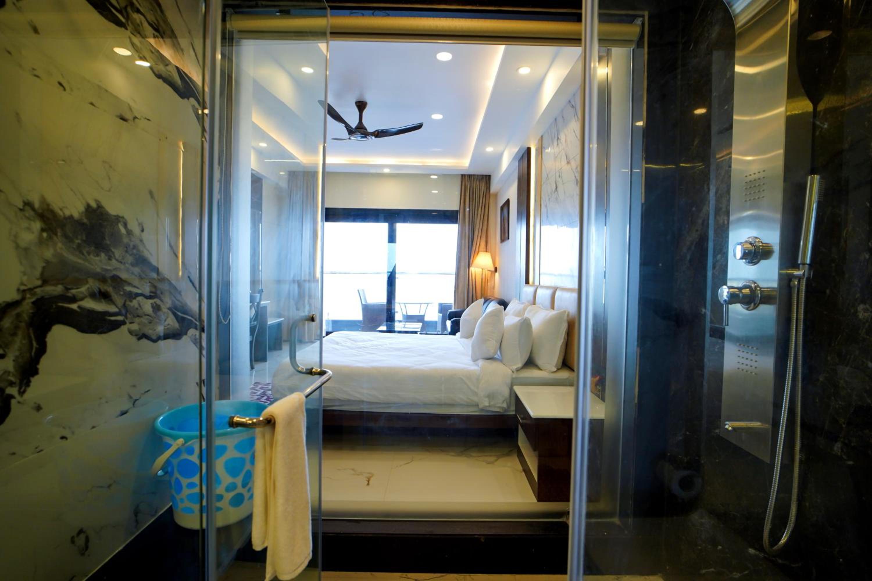 Queen Room with Pool View - Photo 15
