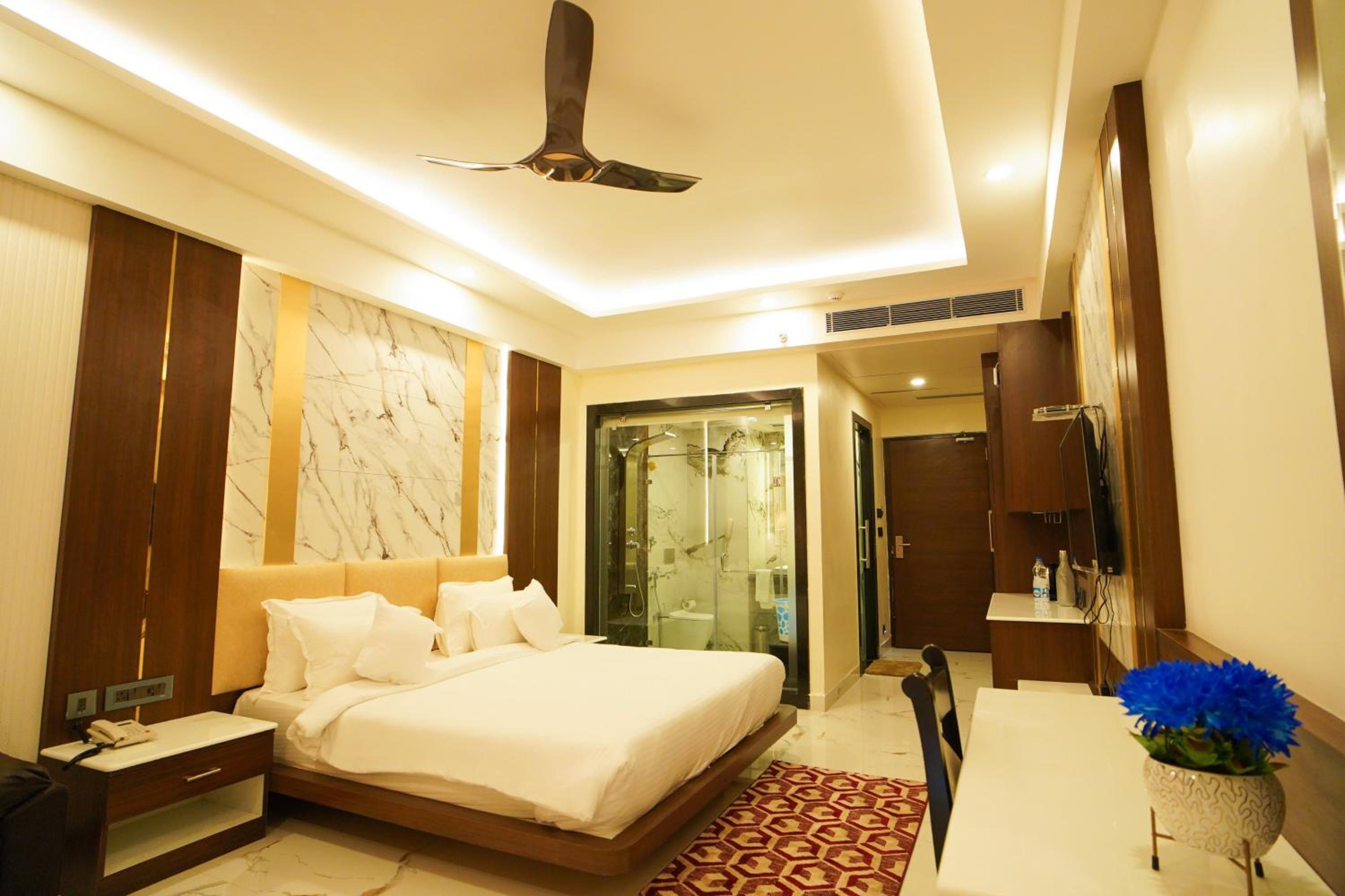 Queen Room with Pool View - Photo 13
