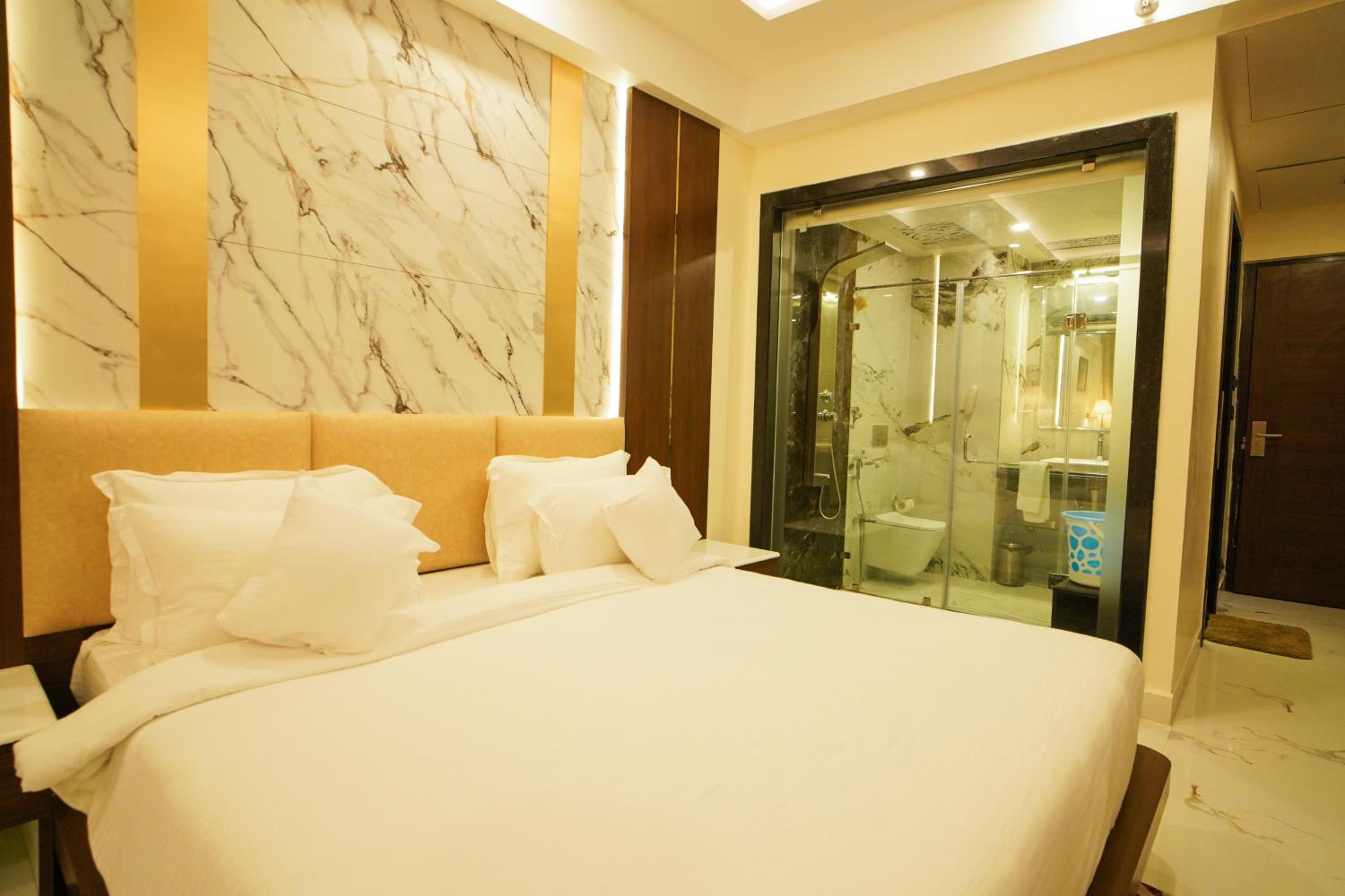 Queen Room with Pool View - Photo 14