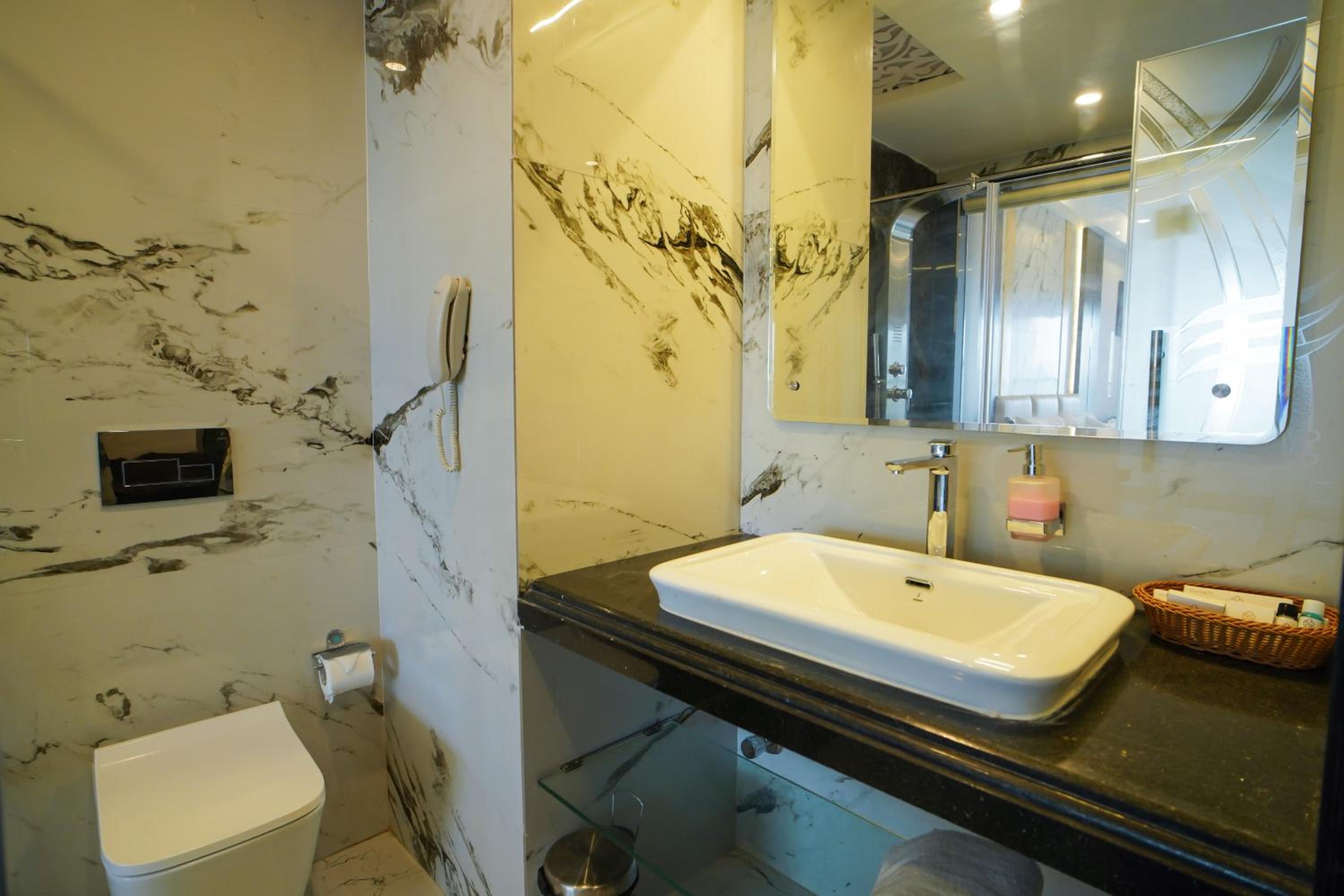 Queen Room with Pool View - Photo 16