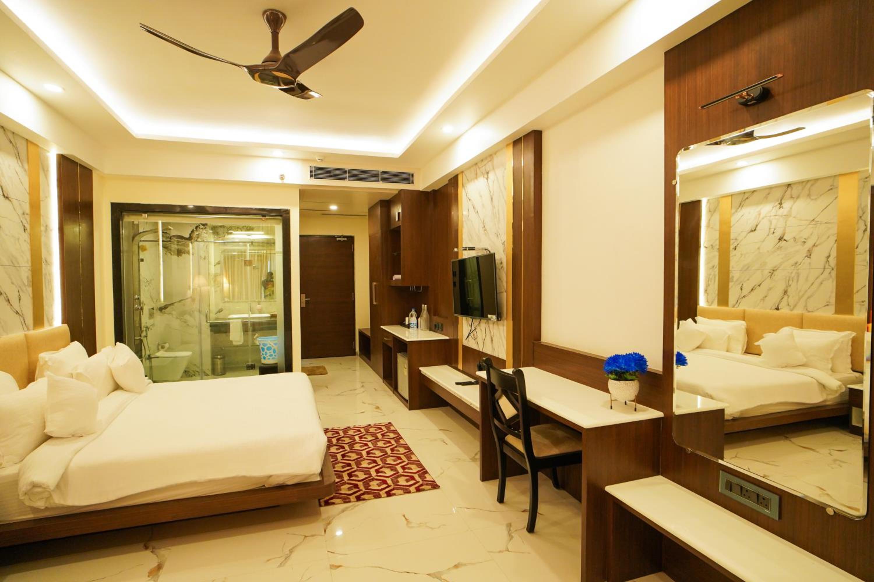 Queen Room with Pool View - Photo 2