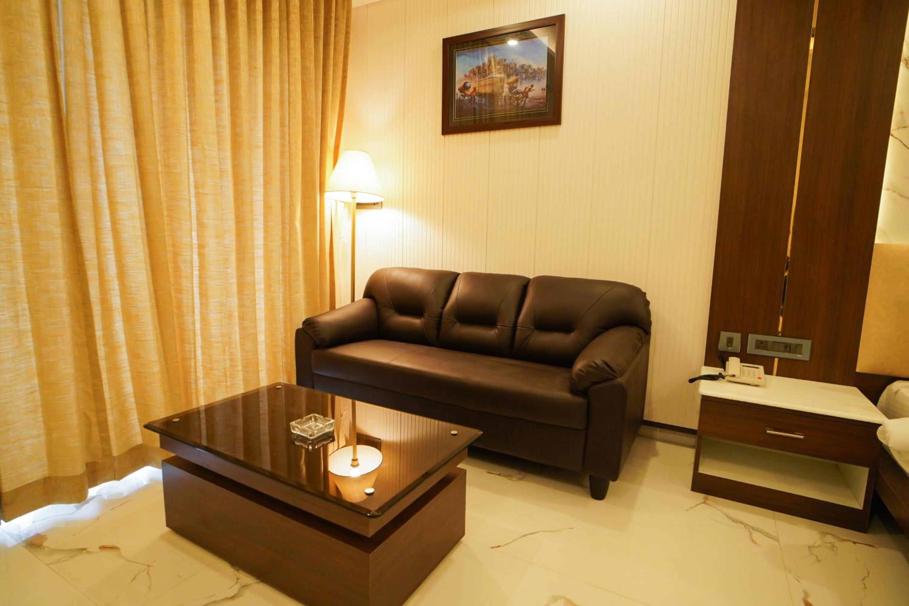 Queen Room with Pool View - Photo 3