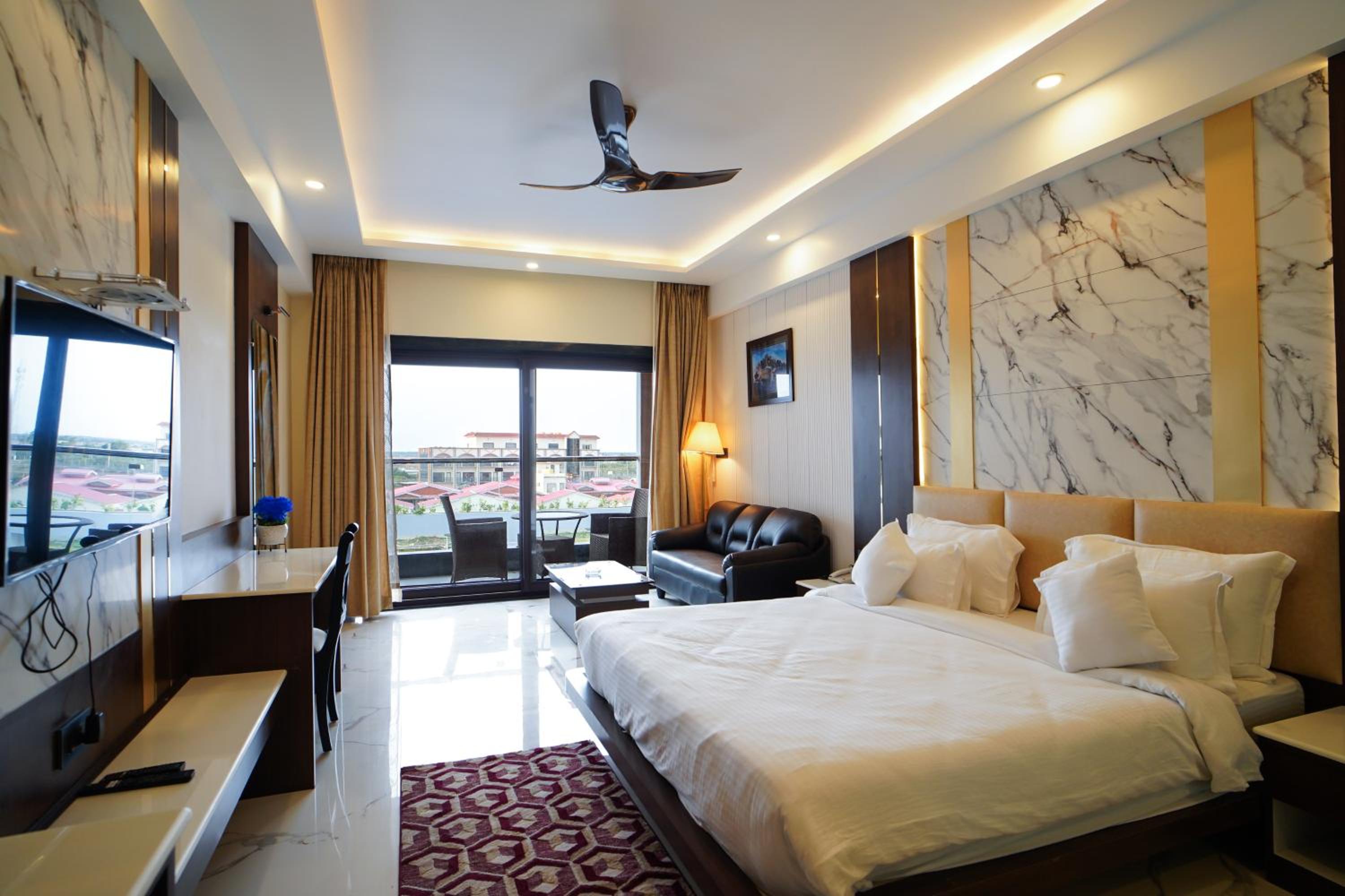 Queen Room with Pool View - Photo 4