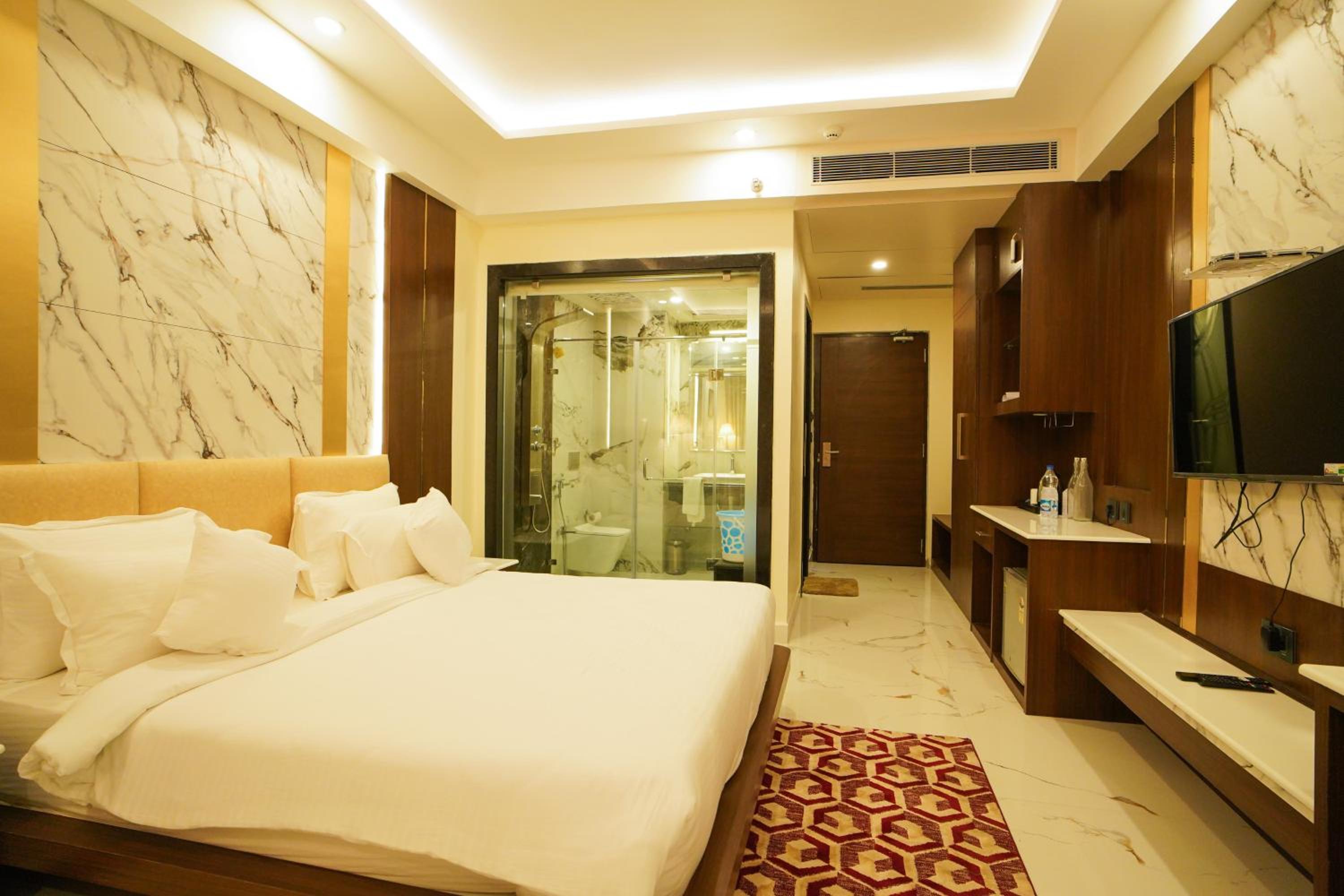 Queen Room with Pool View - Photo 5