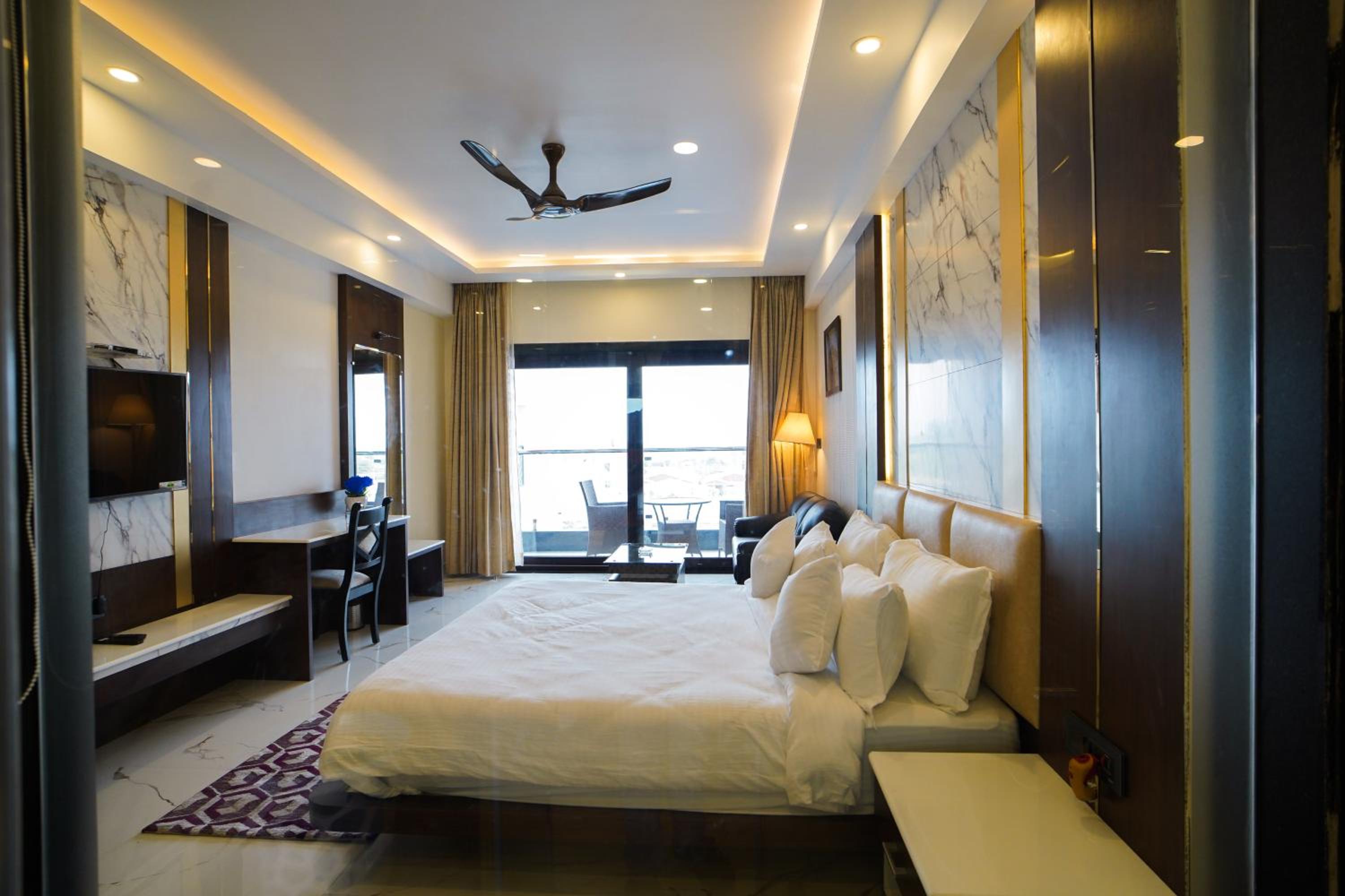 Queen Room with Pool View - Photo 9
