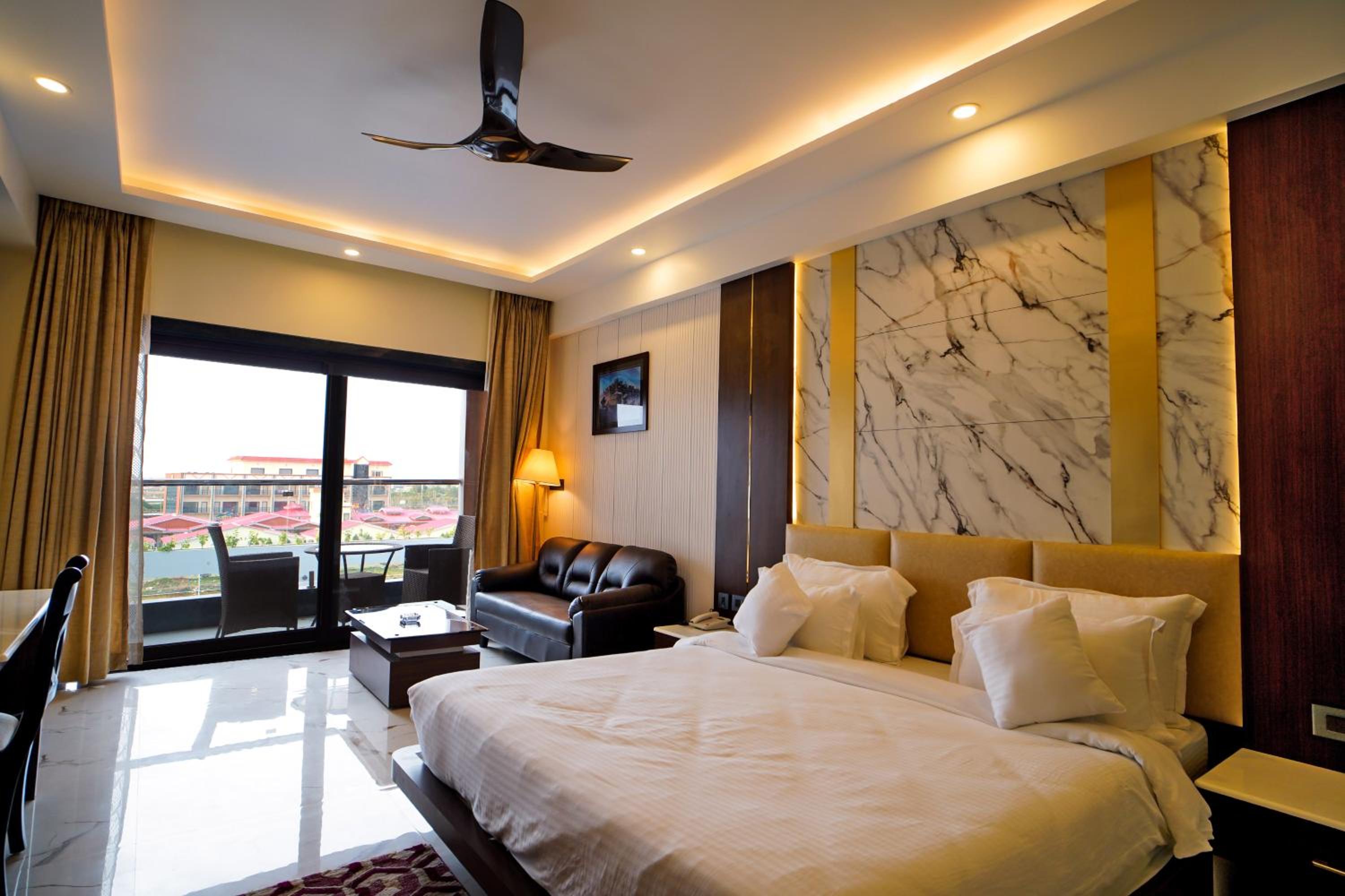 Queen Room with Pool View - Photo 23
