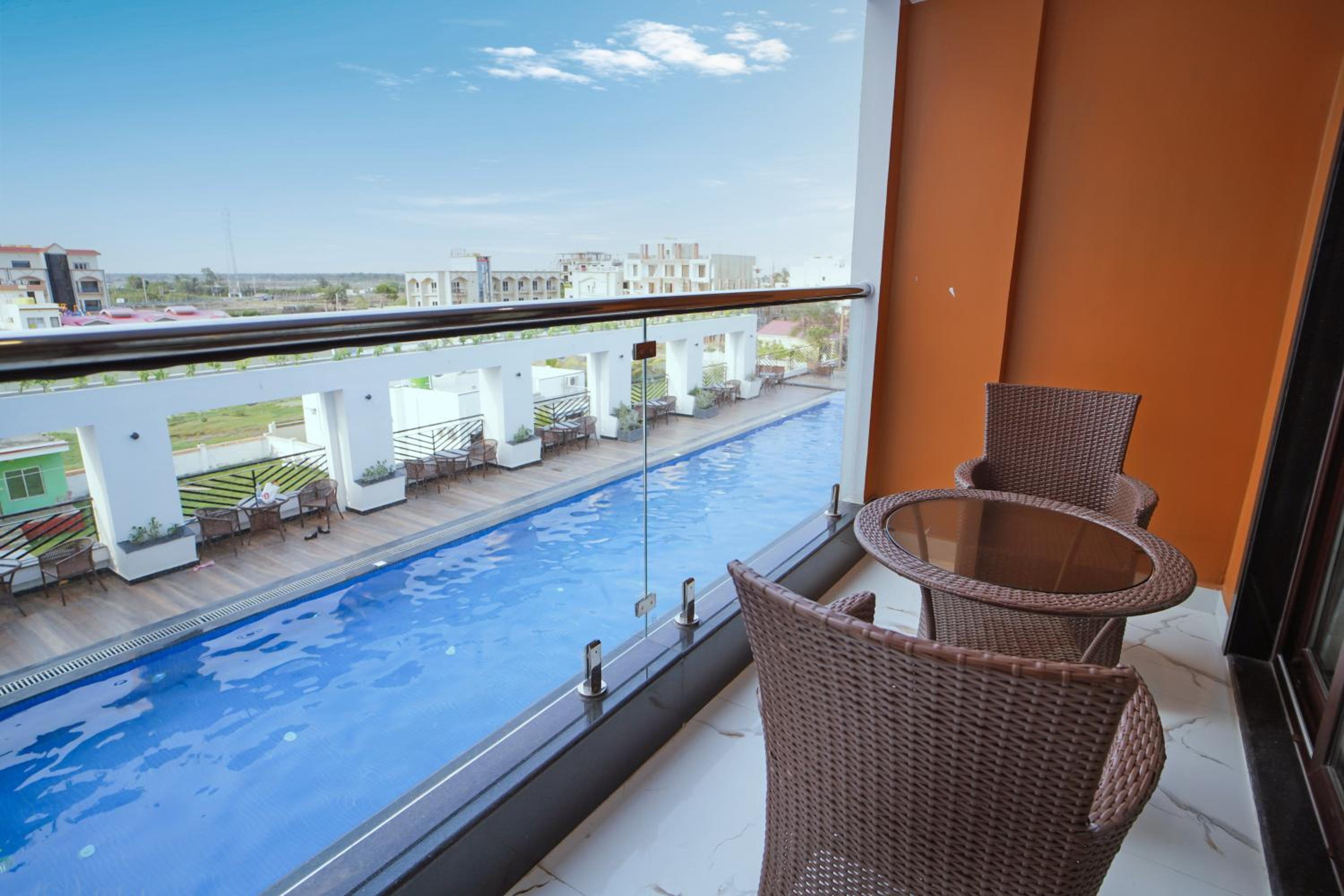 Queen Room with Pool View - Photo 7