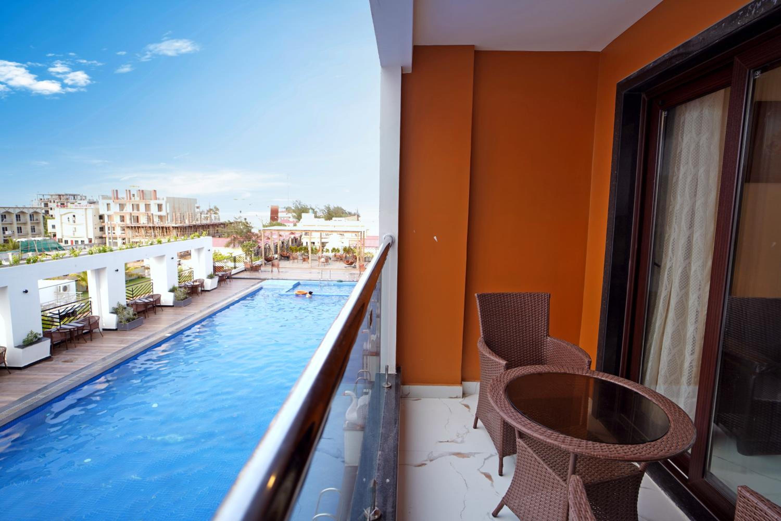 Queen Room with Pool View - Photo 6