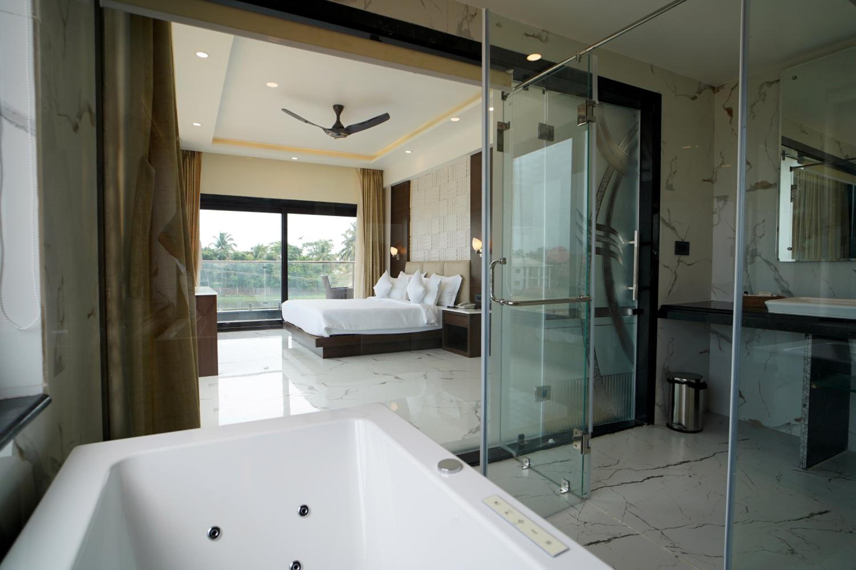 Superior Suite with Sea View - Photo 18