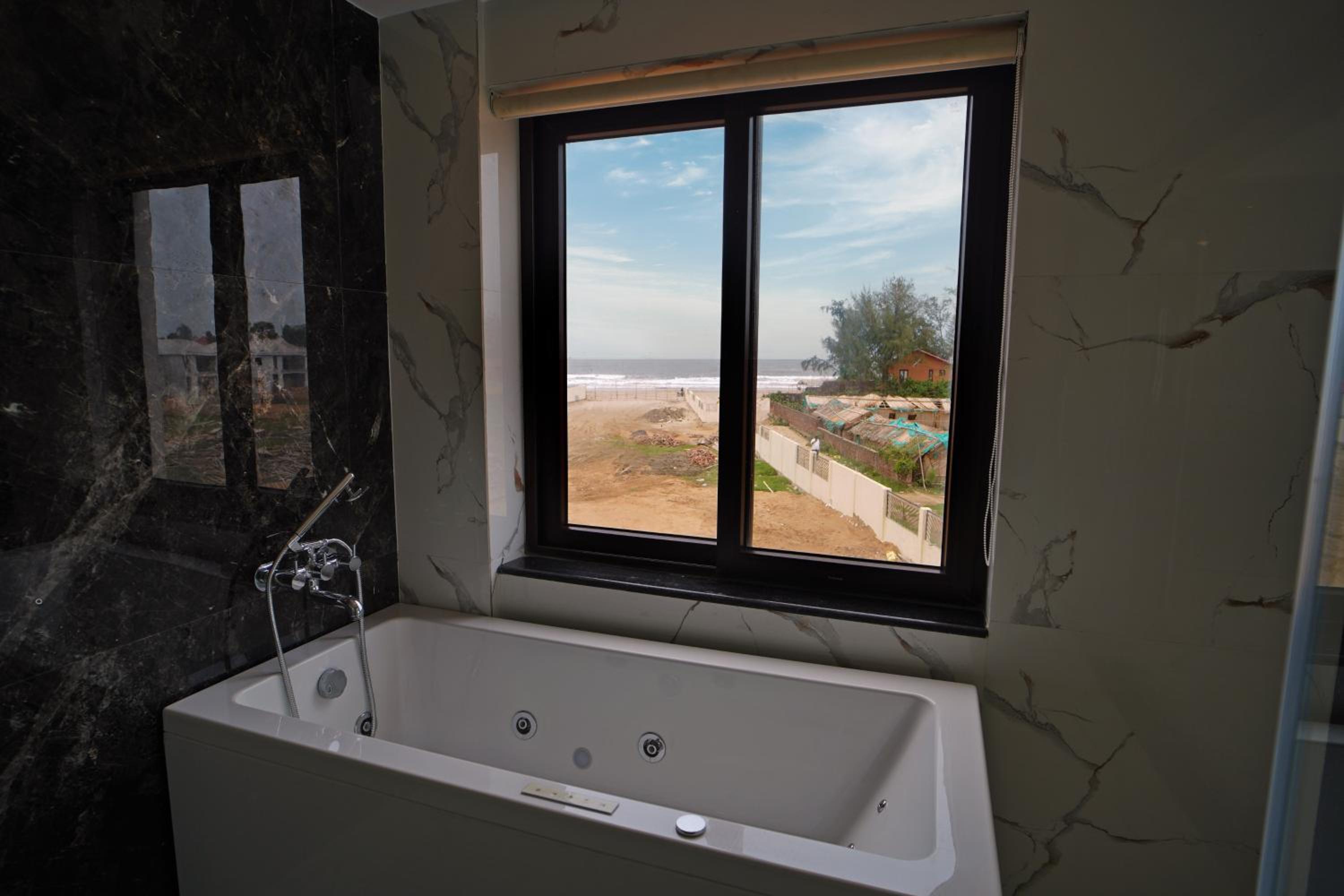 Superior Suite with Sea View - Photo 15