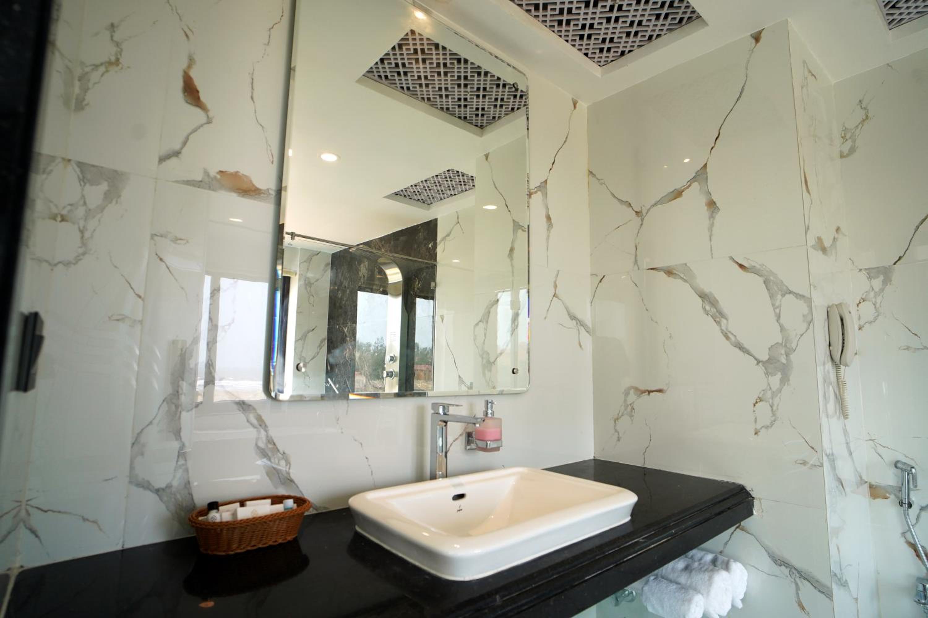 Superior Suite with Sea View - Photo 4