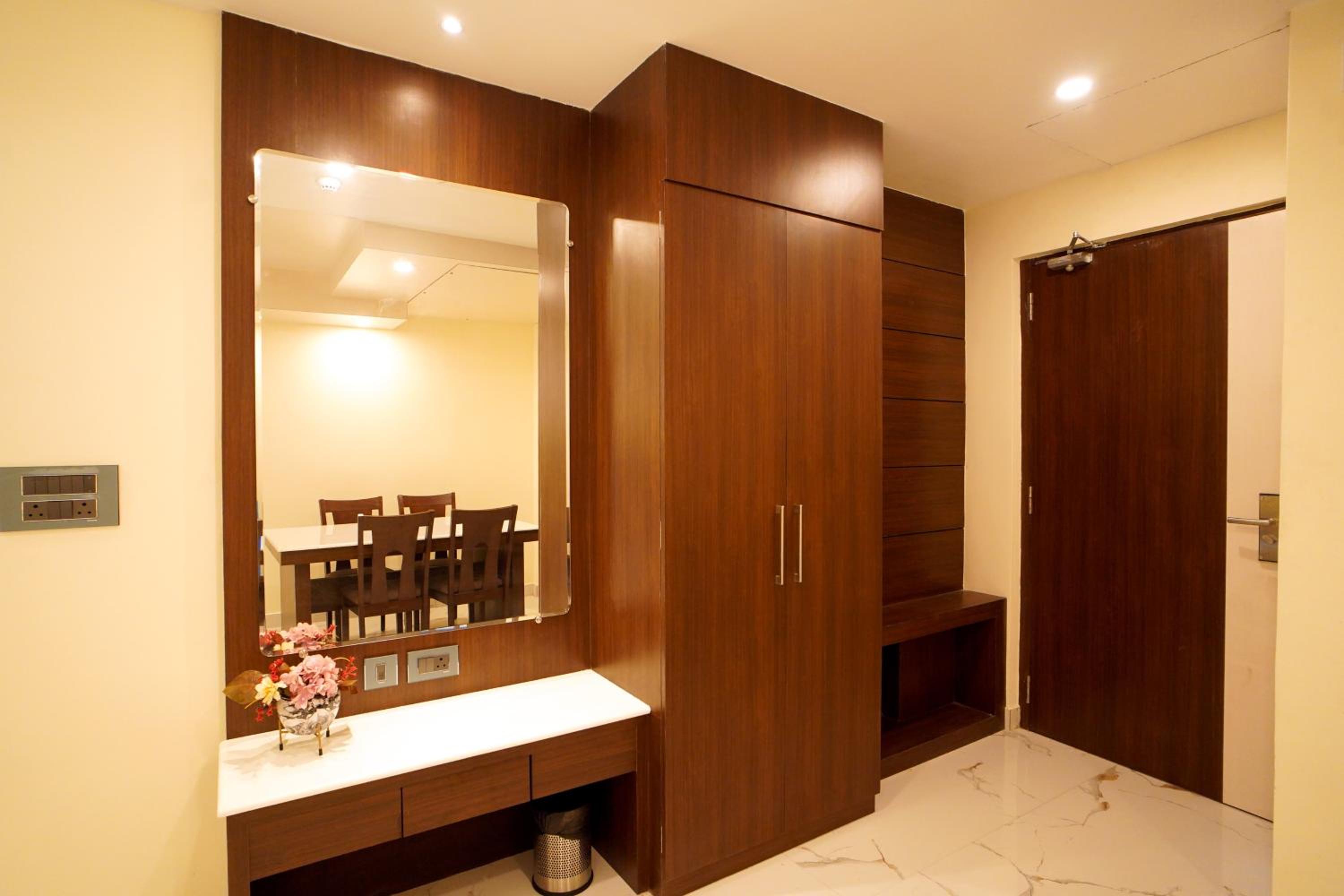 Superior Suite with Sea View - Photo 14