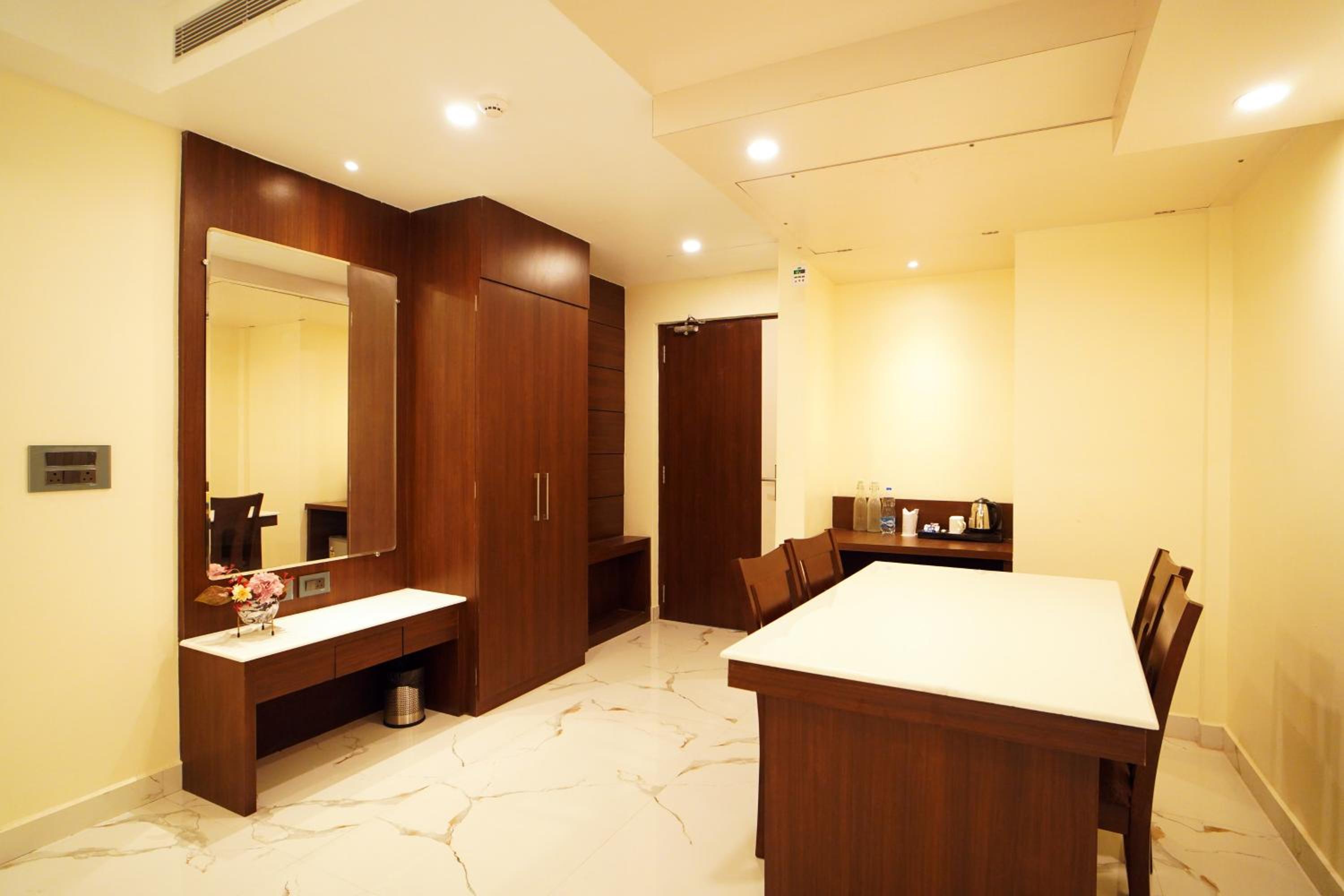 Superior Suite with Sea View - Photo 17