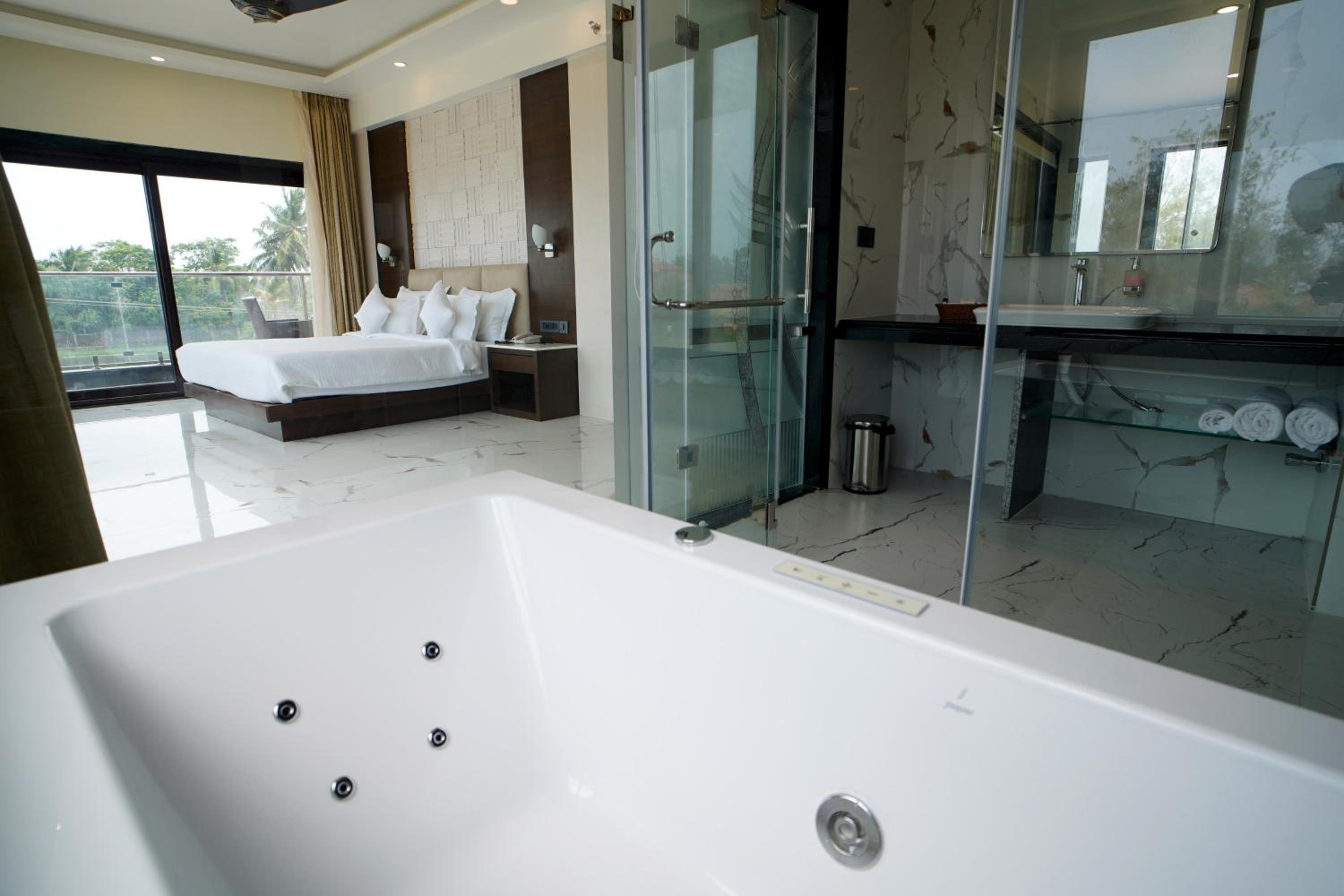 Superior Suite with Sea View - Photo 12