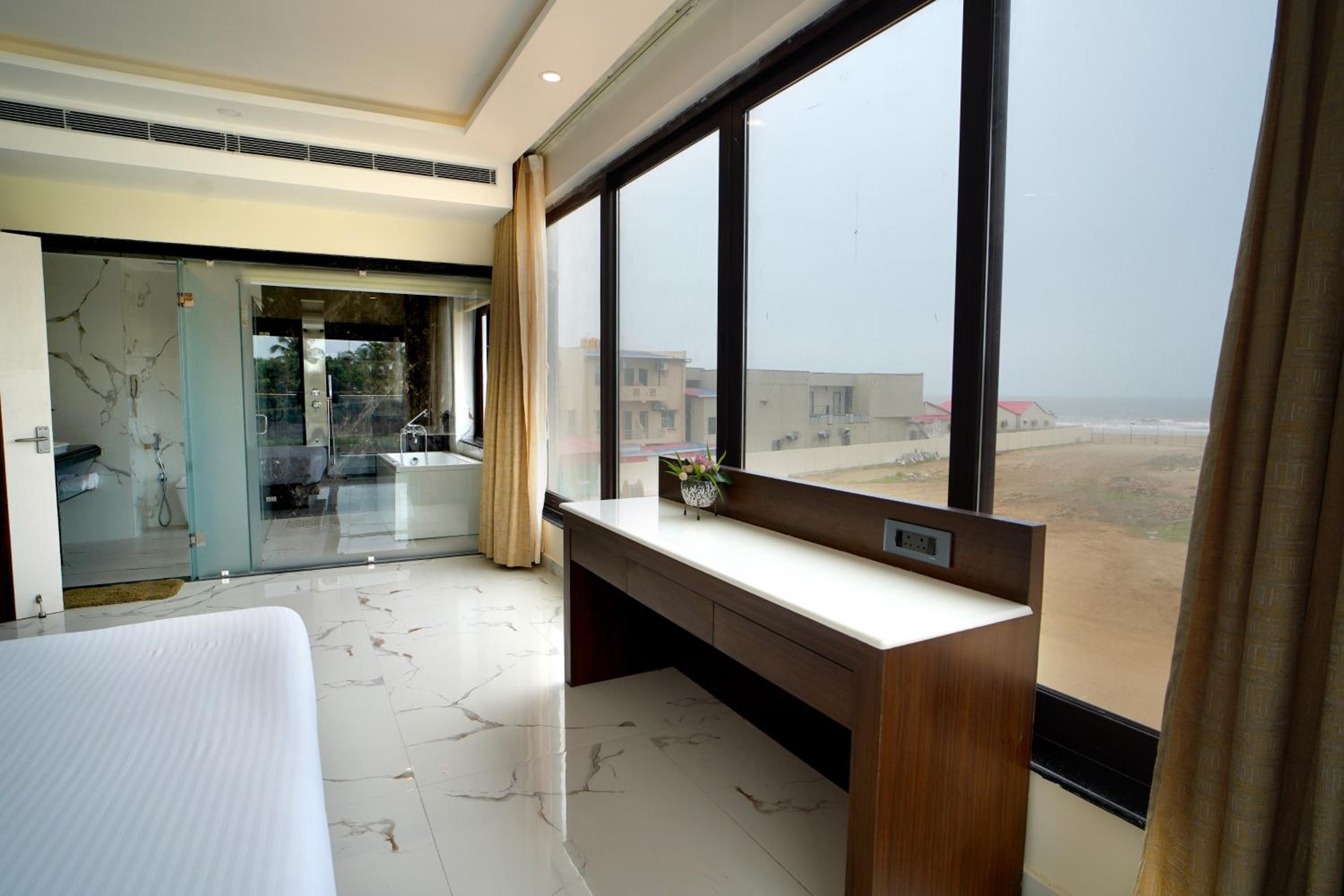 Superior Suite with Sea View - Photo 13