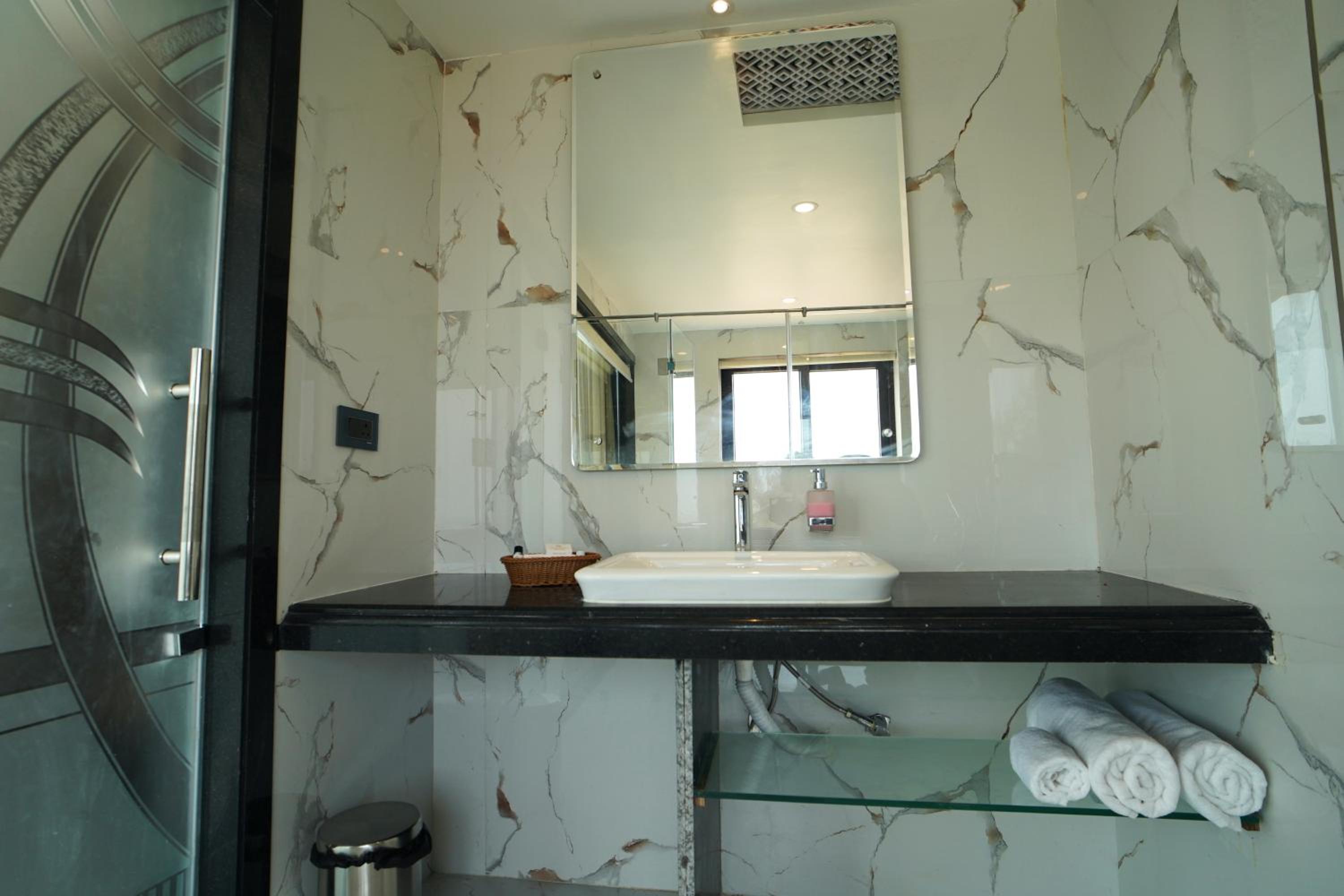 Superior Suite with Sea View - Photo 10
