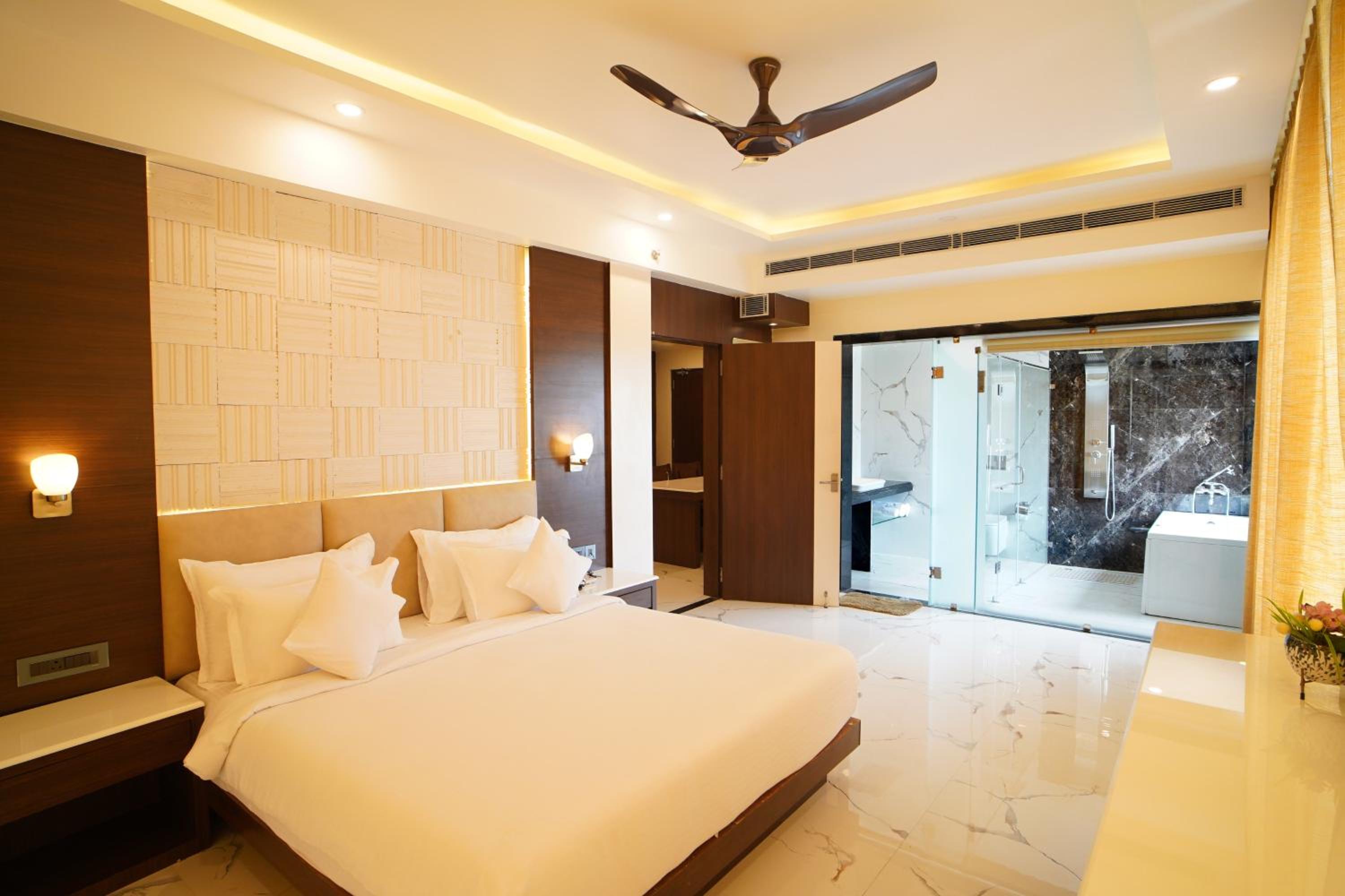 Superior Suite with Sea View - Photo 23