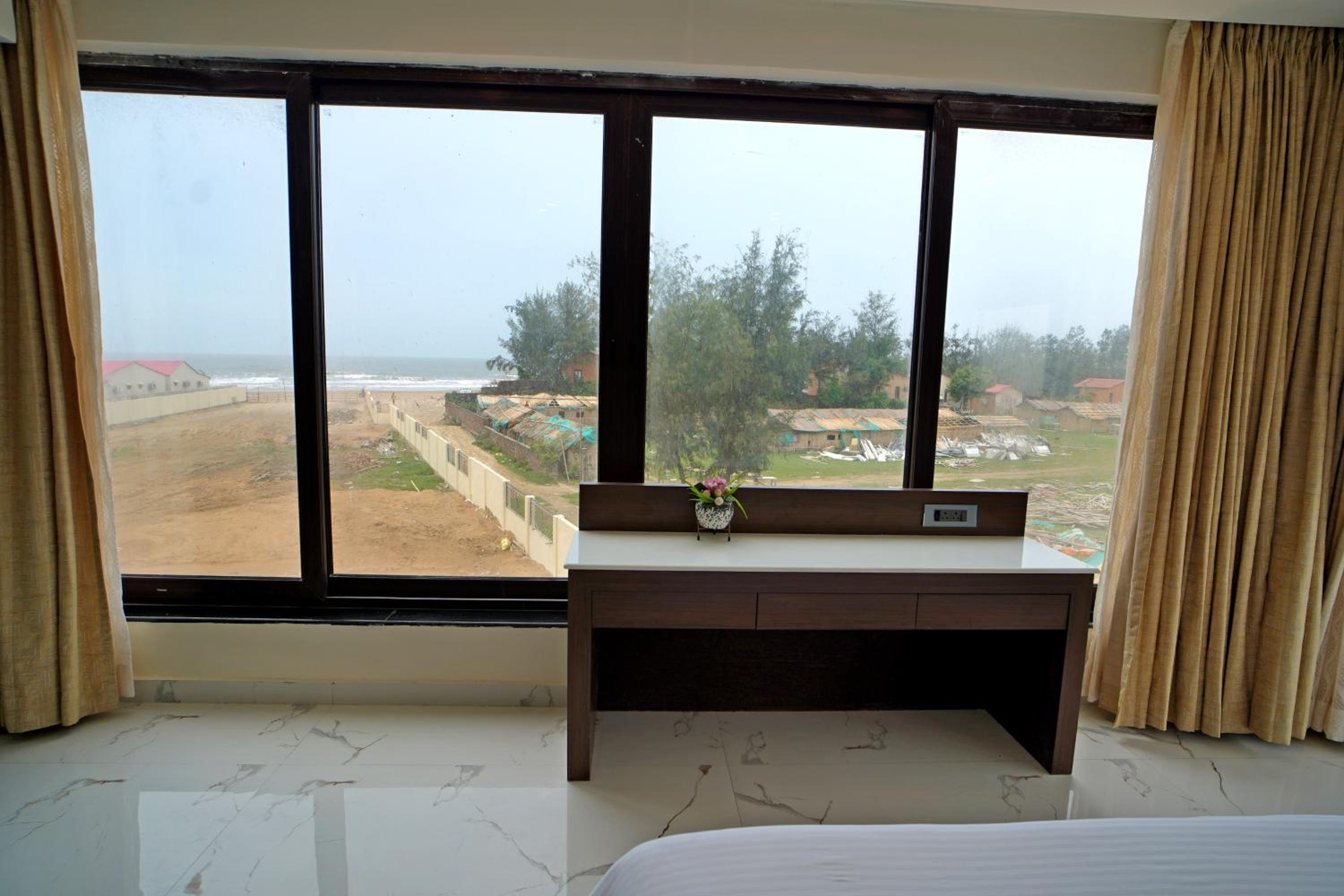 Superior Suite with Sea View - Photo 27