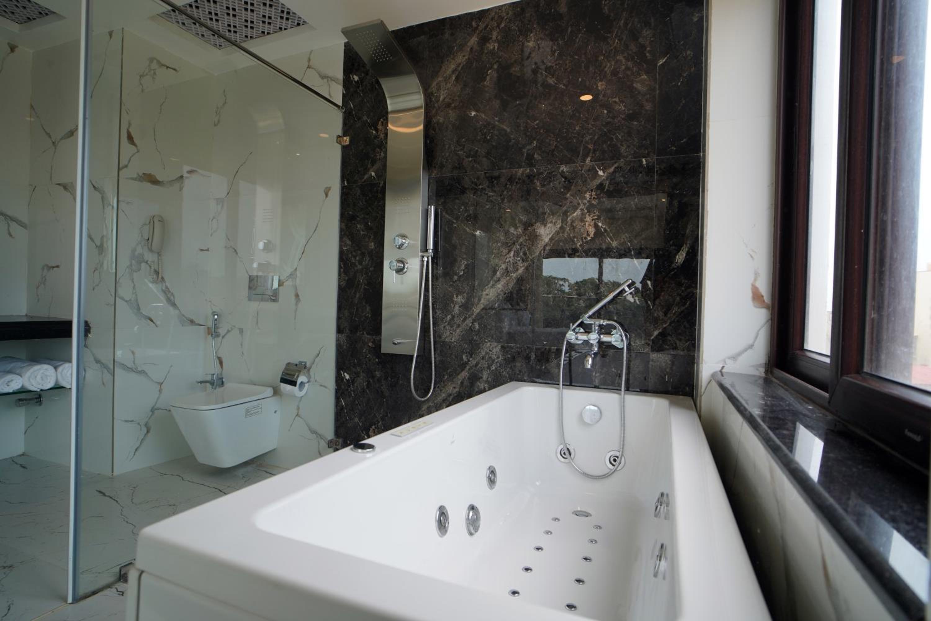 Superior Suite with Sea View - Photo 24