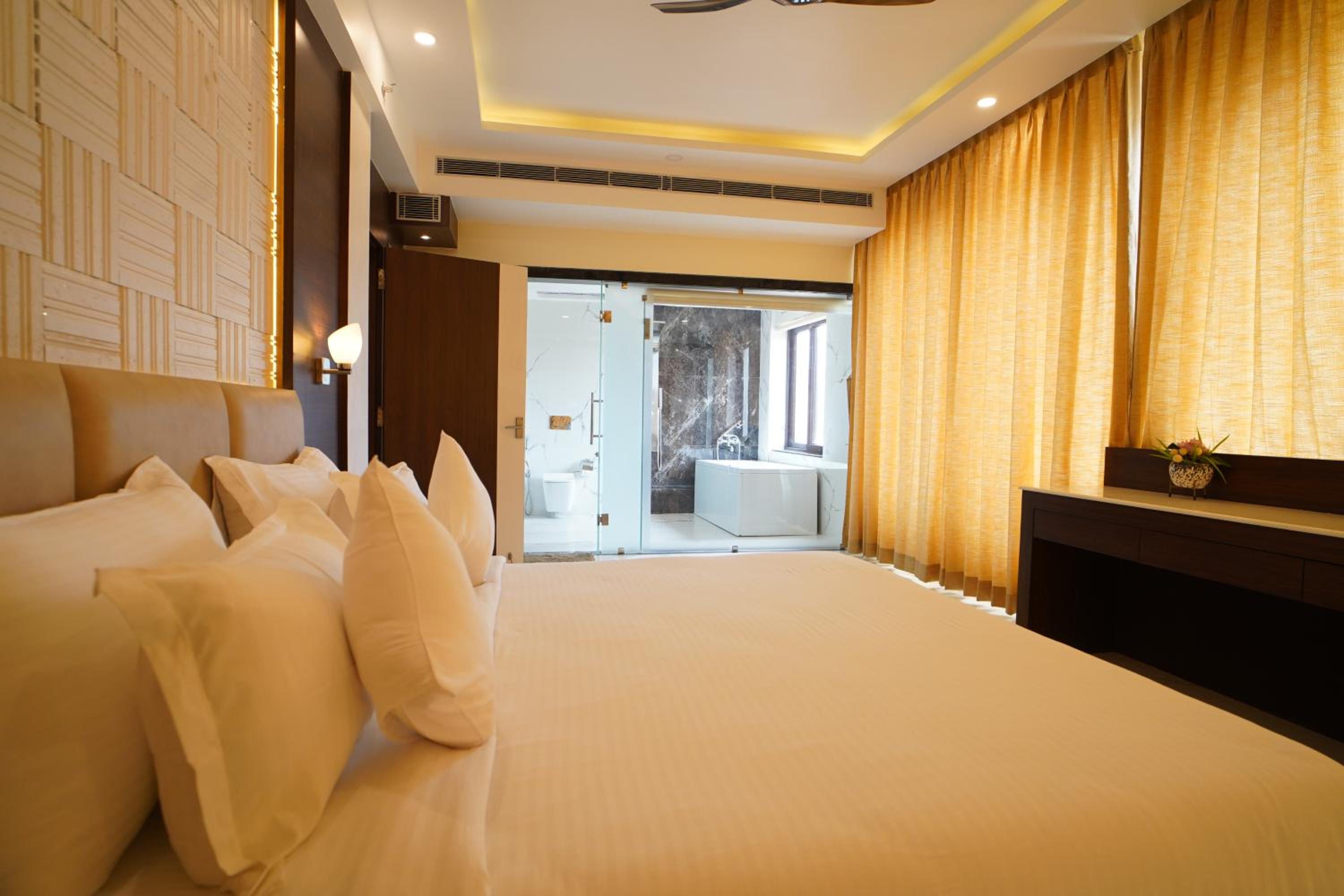 Superior Suite with Sea View - Photo 8