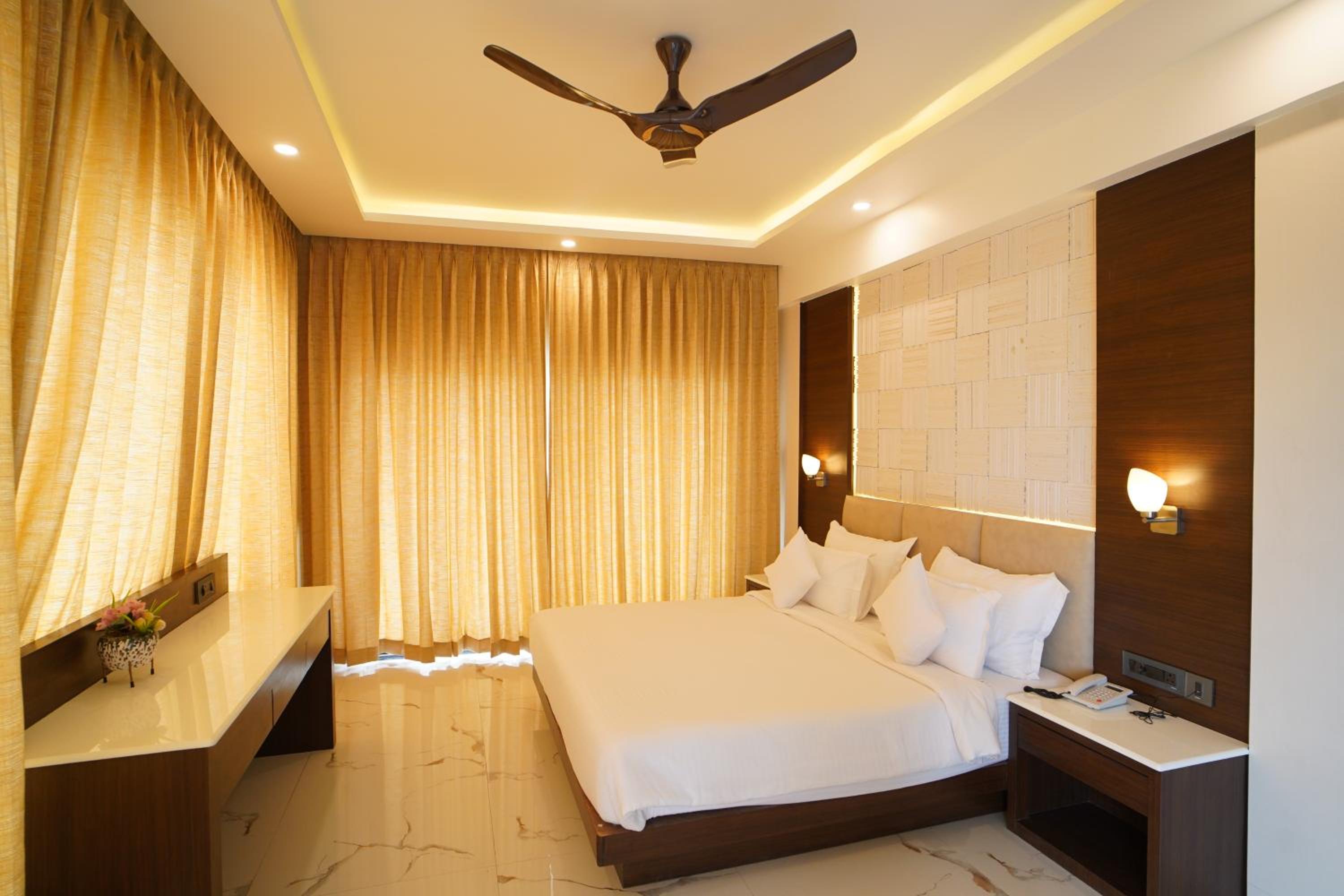 Superior Suite with Sea View - Photo 9