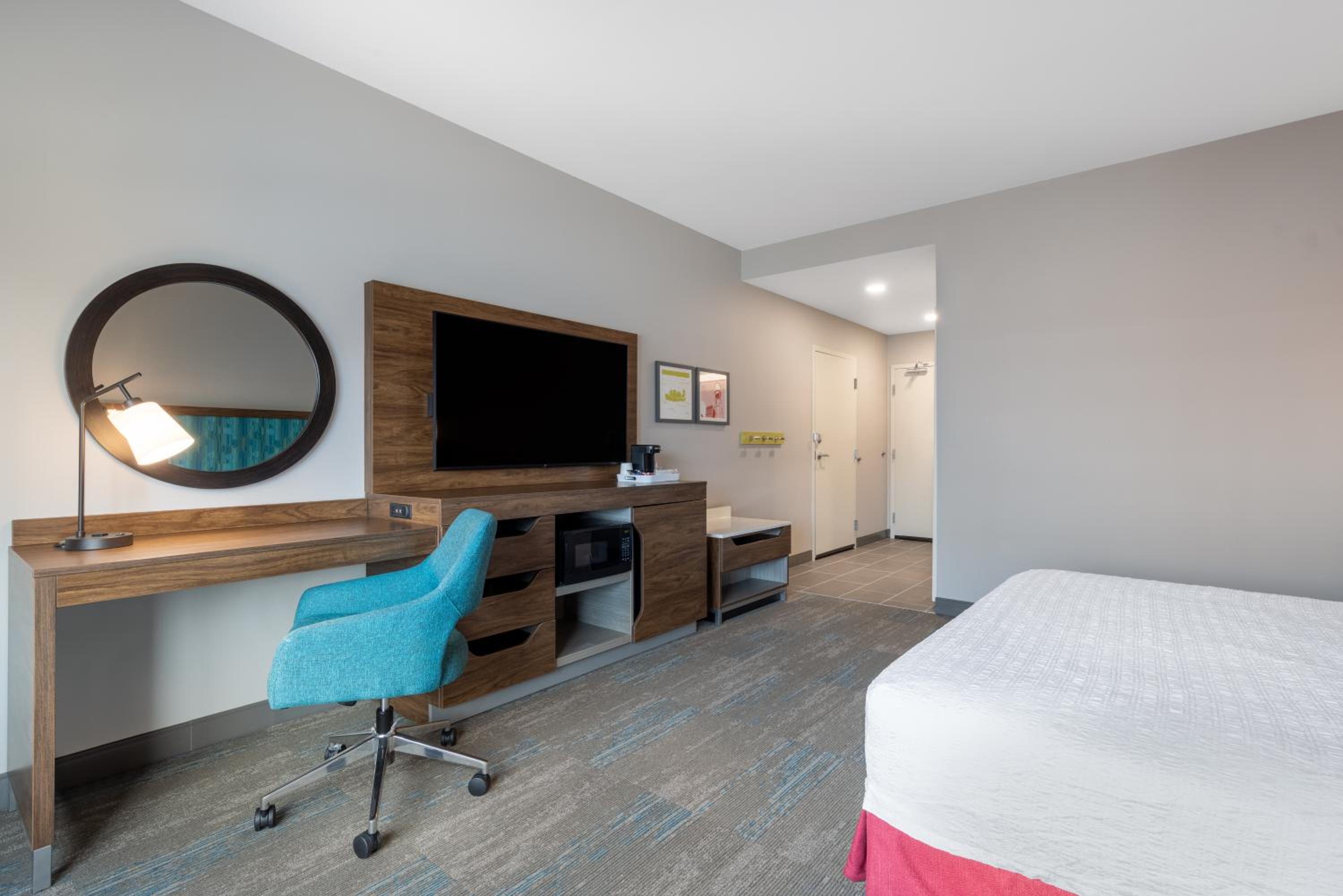 King Room with Microwave and Fridge - Photo 3