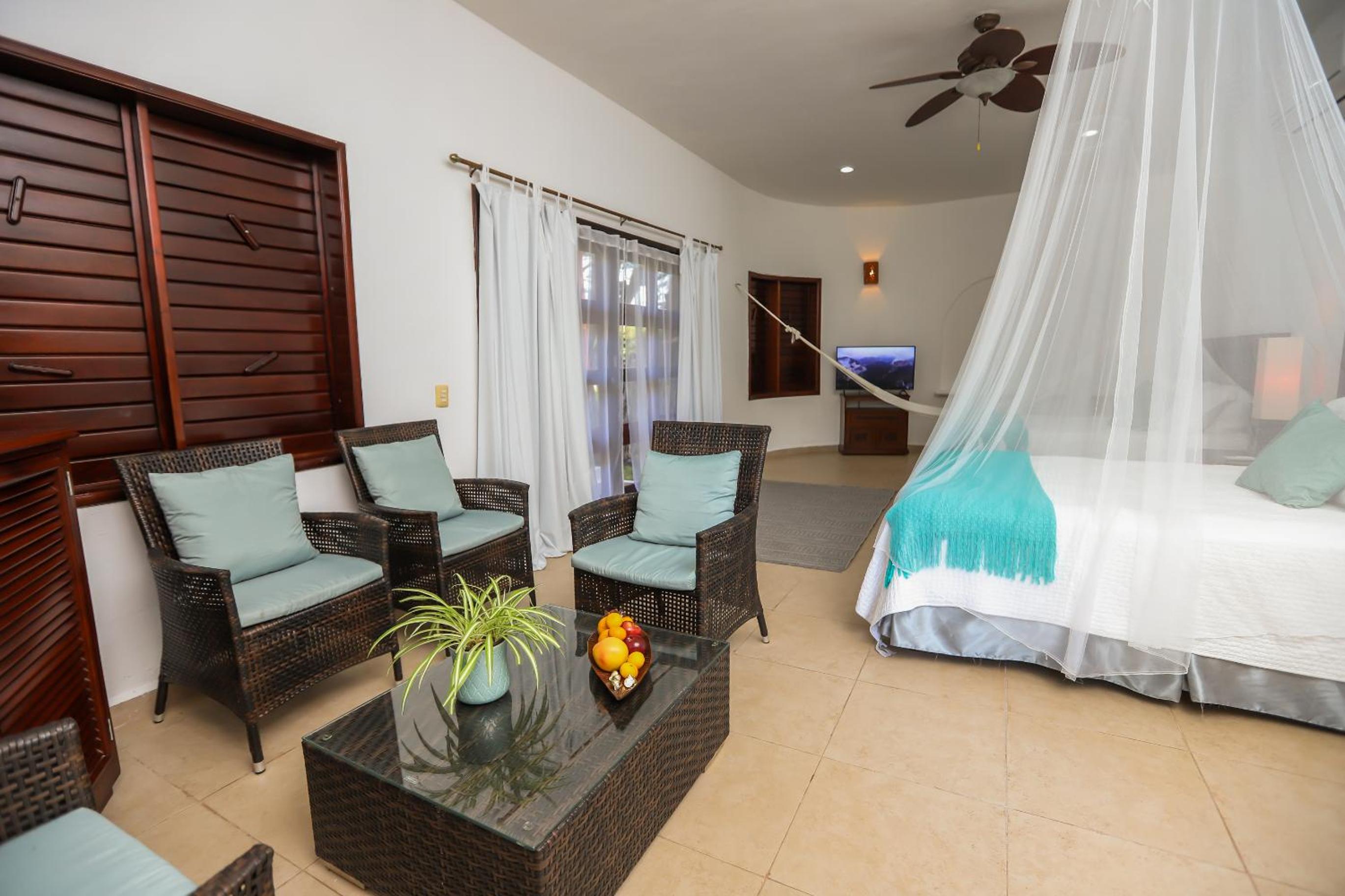 Master Suite Room with Two Queen Beds with Hot Tub - Photo 5