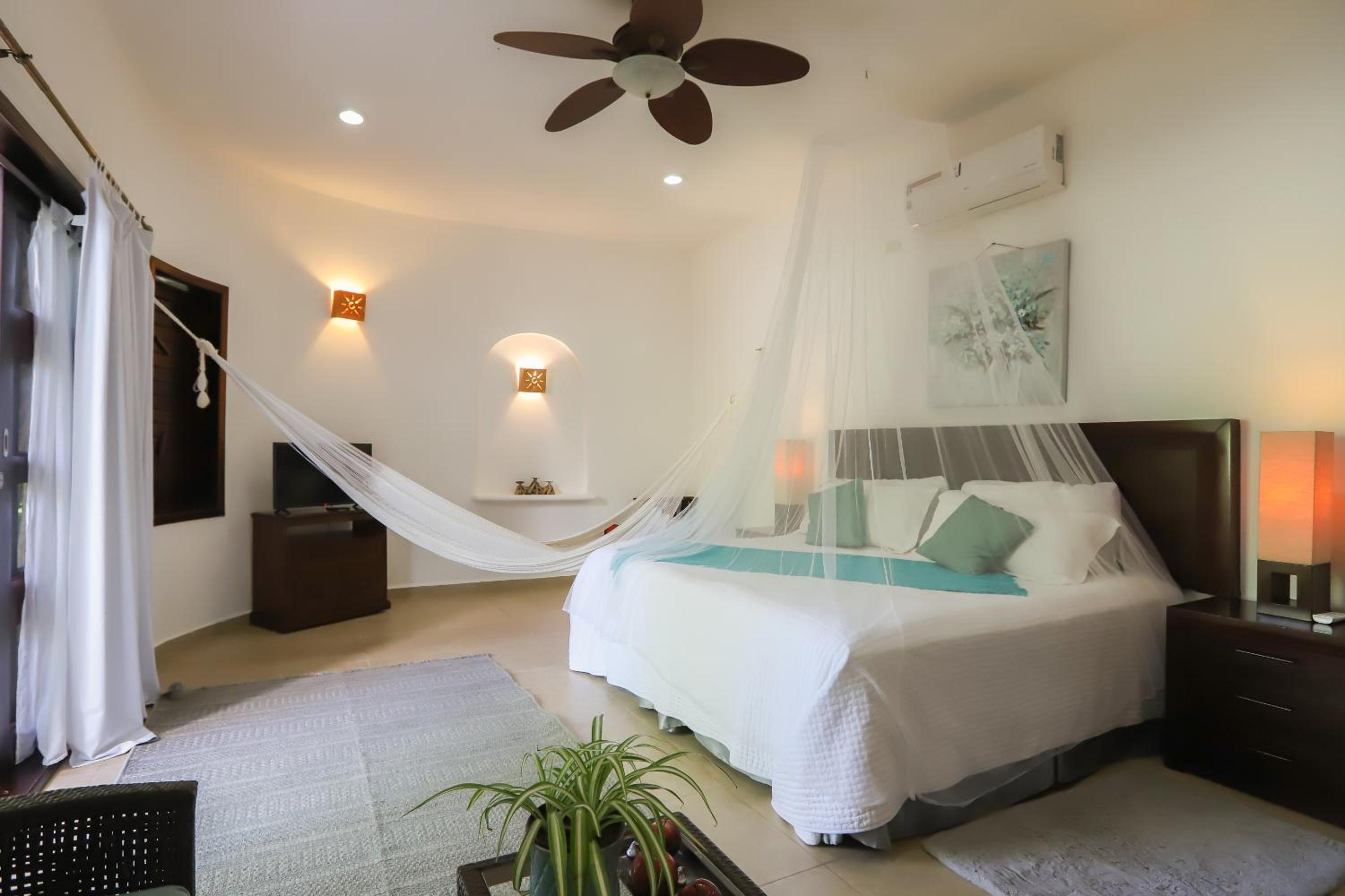 junior Suite Room with King bed with Hot Tub - Photo 1